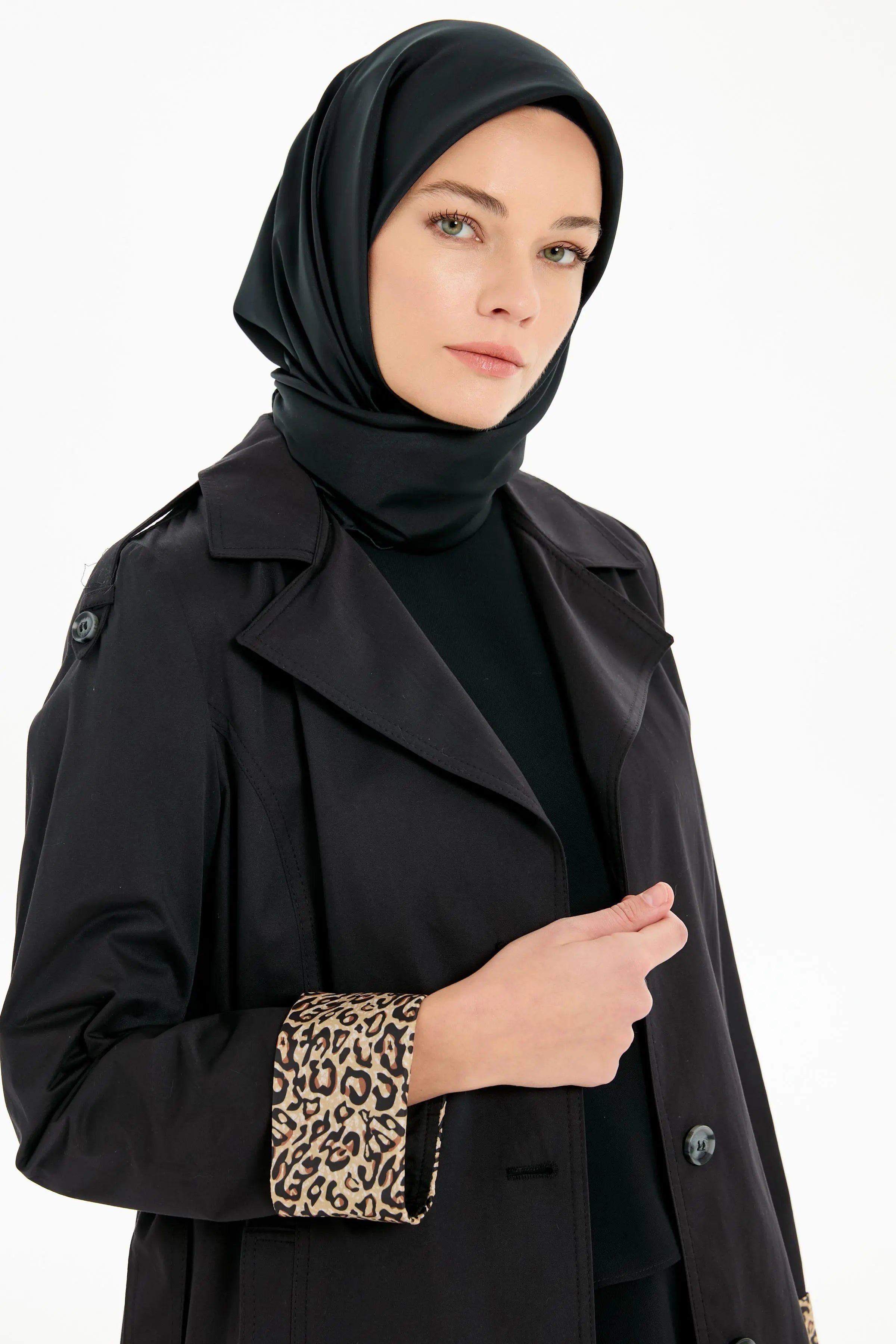 Leopar Garnili Yırtmaç Detaylı Trençkot - Siyah TUGBA