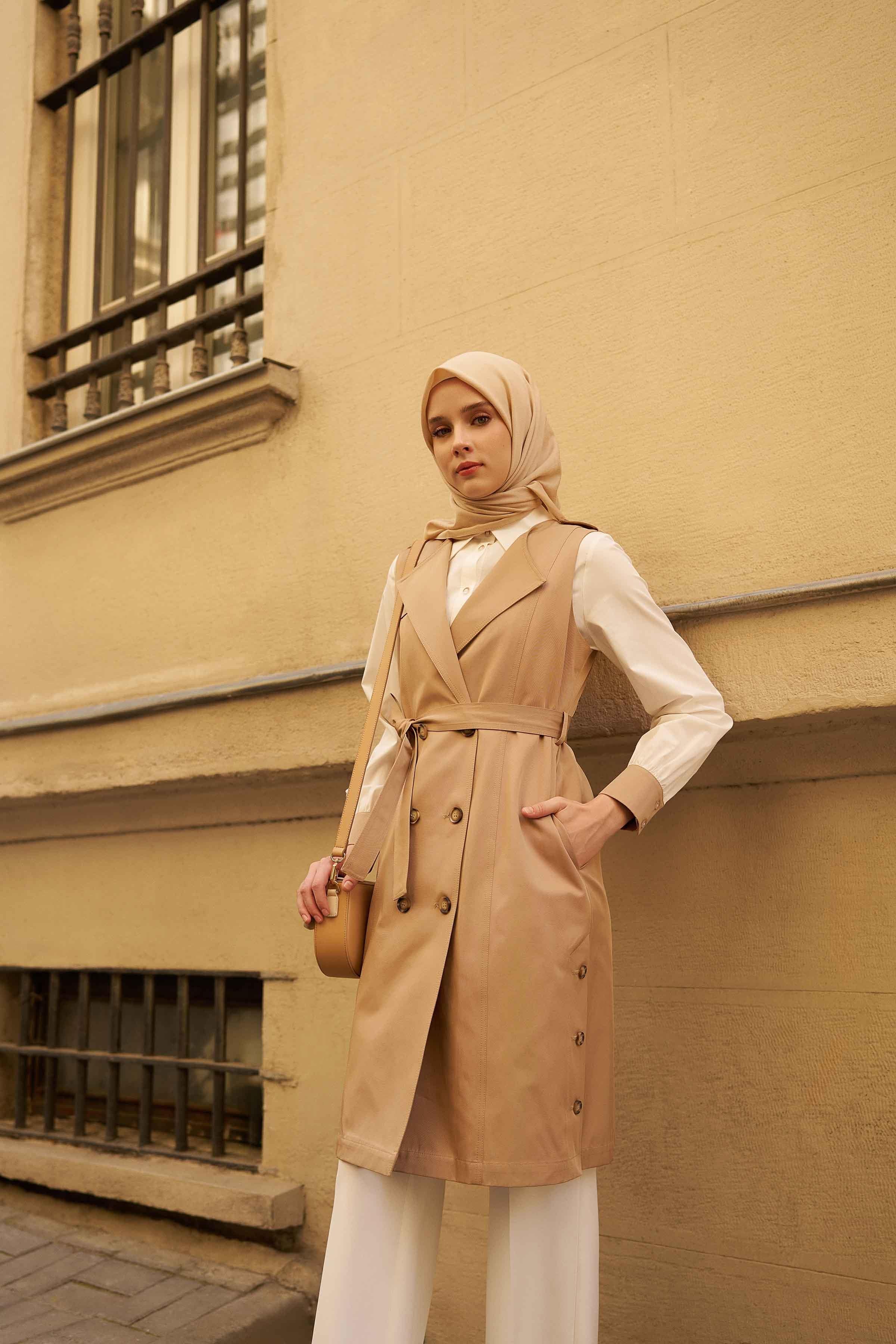 Leopar Garnili Yırtmaç Detaylı Yelek - Bej TUGBA