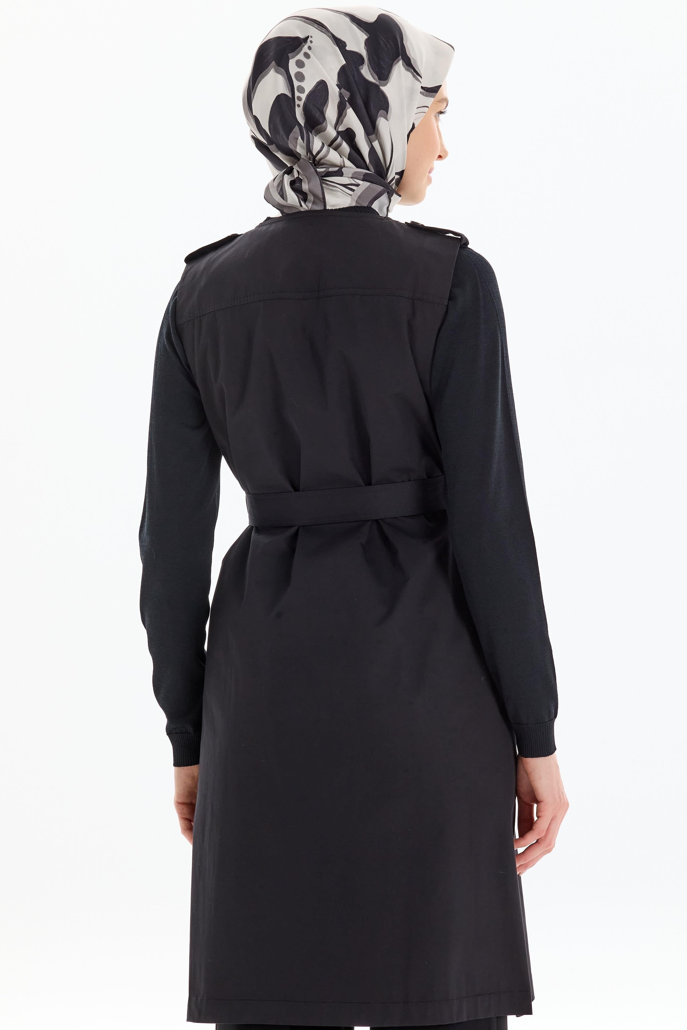 Leopar Garnili Yırtmaç Detaylı Yelek - Siyah TUGBA