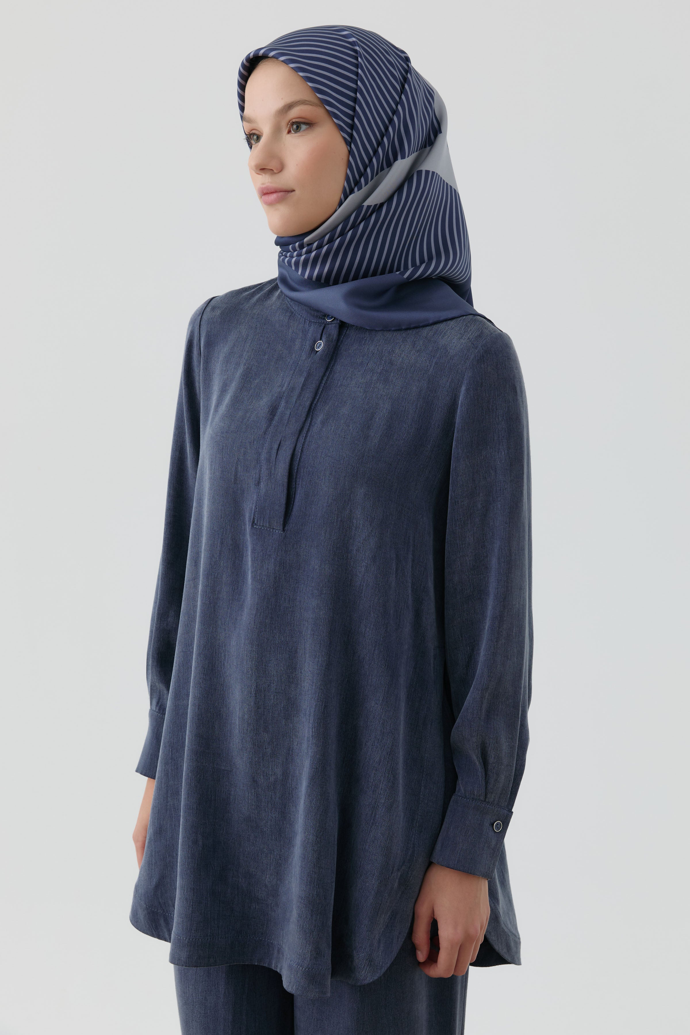 Mana Twill İpek Eşarp - Lacivert TUGBA