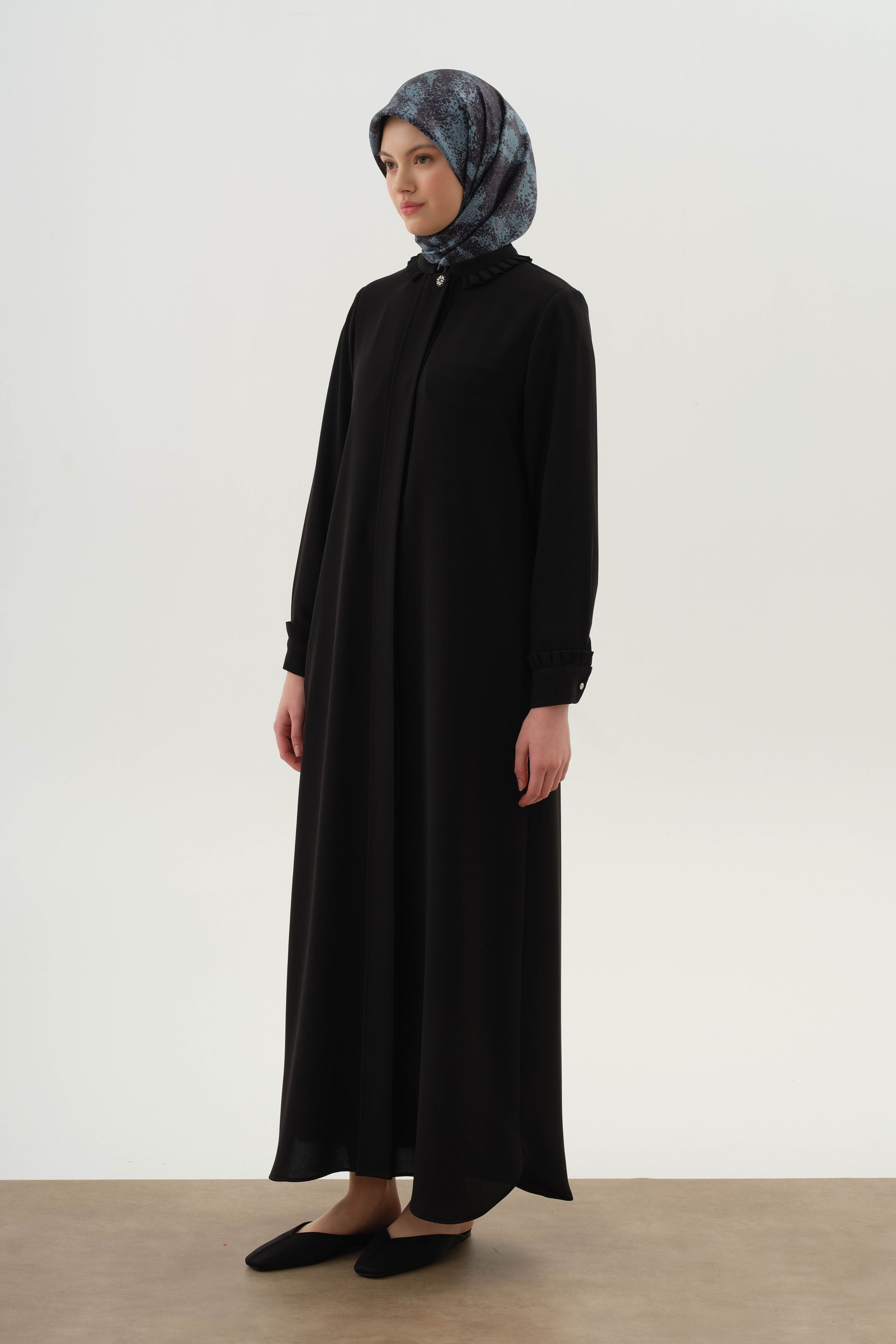 Manşet ve Yaka Çift Kat Pile Detaylı Ferace - Siyah TUGBA