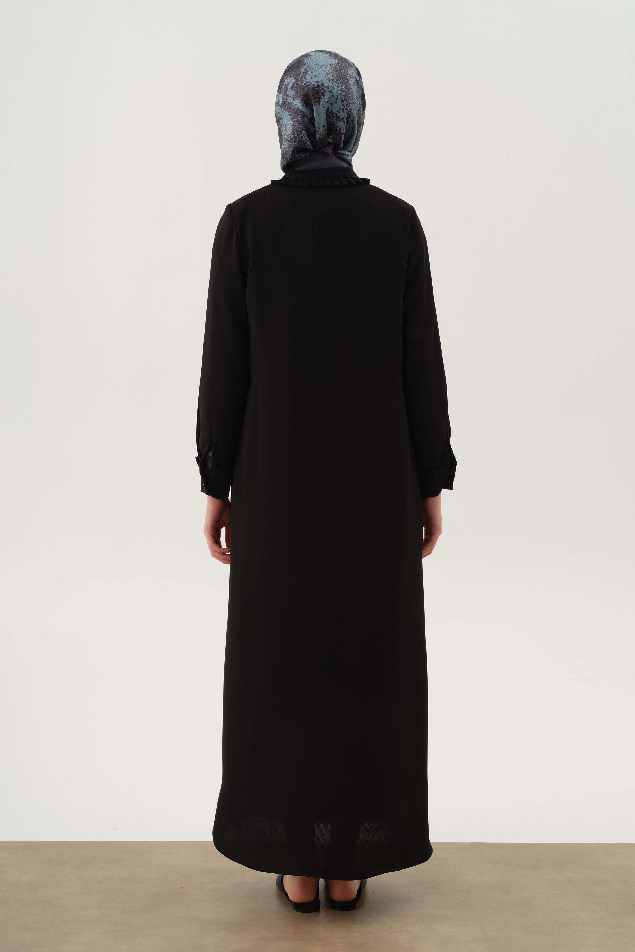 Manşet ve Yaka Çift Kat Pile Detaylı Ferace - Siyah TUGBA