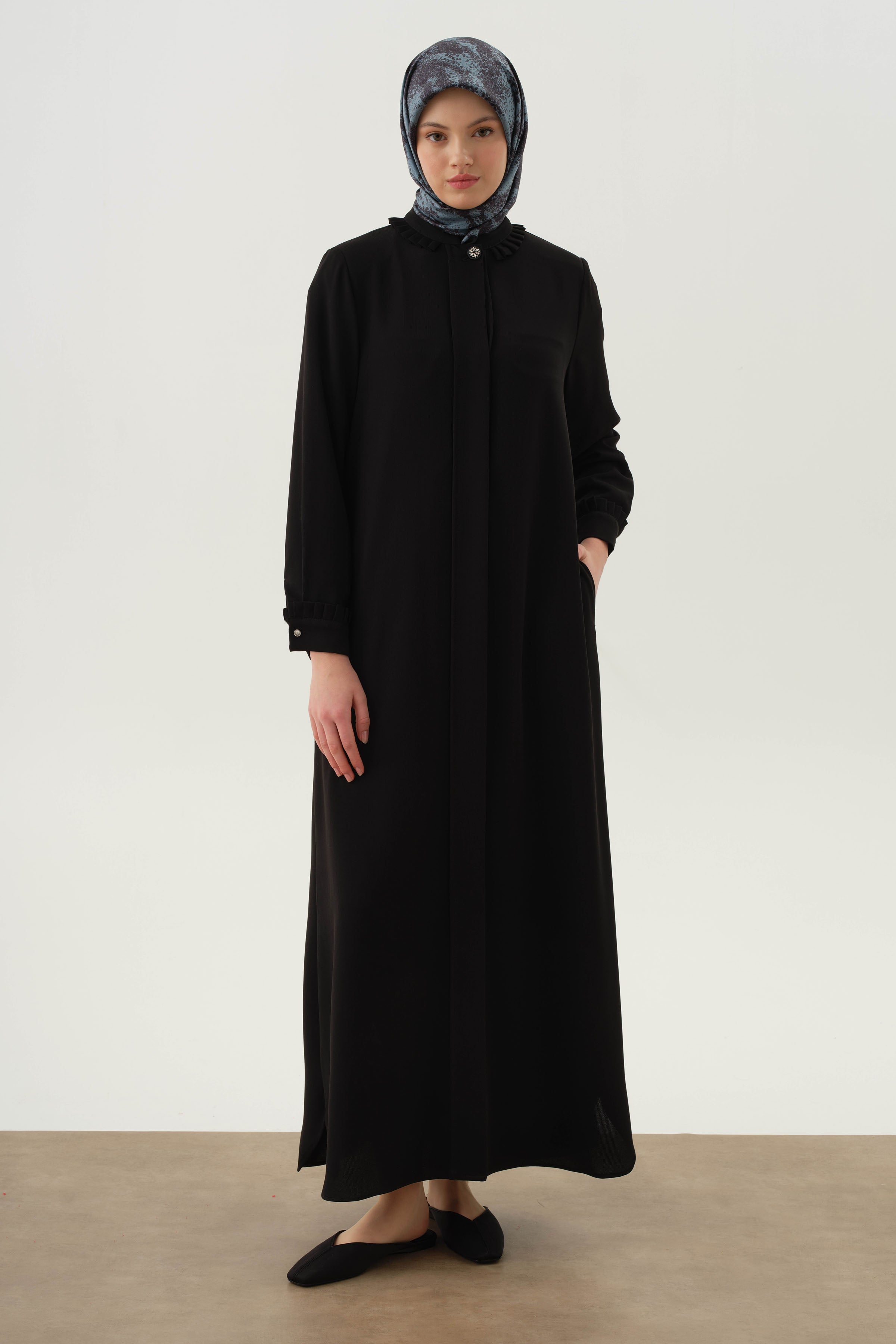 Manşet ve Yaka Çift Kat Pile Detaylı Ferace - Siyah TUGBA