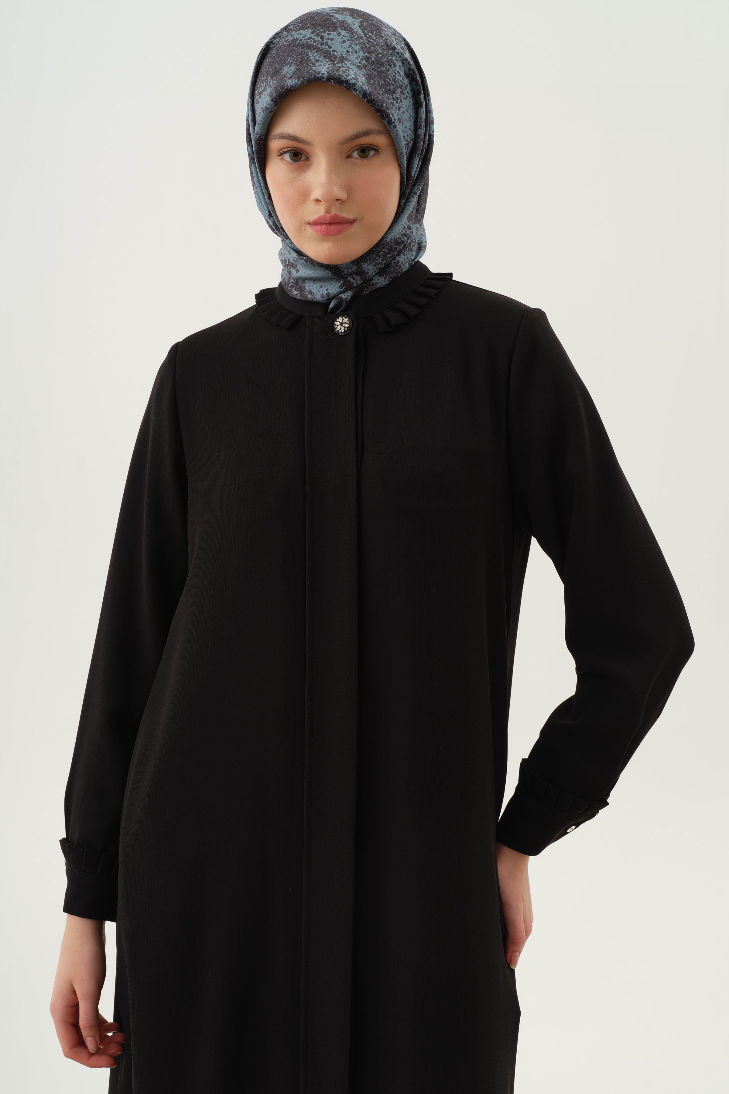 Manşet ve Yaka Çift Kat Pile Detaylı Ferace - Siyah TUGBA
