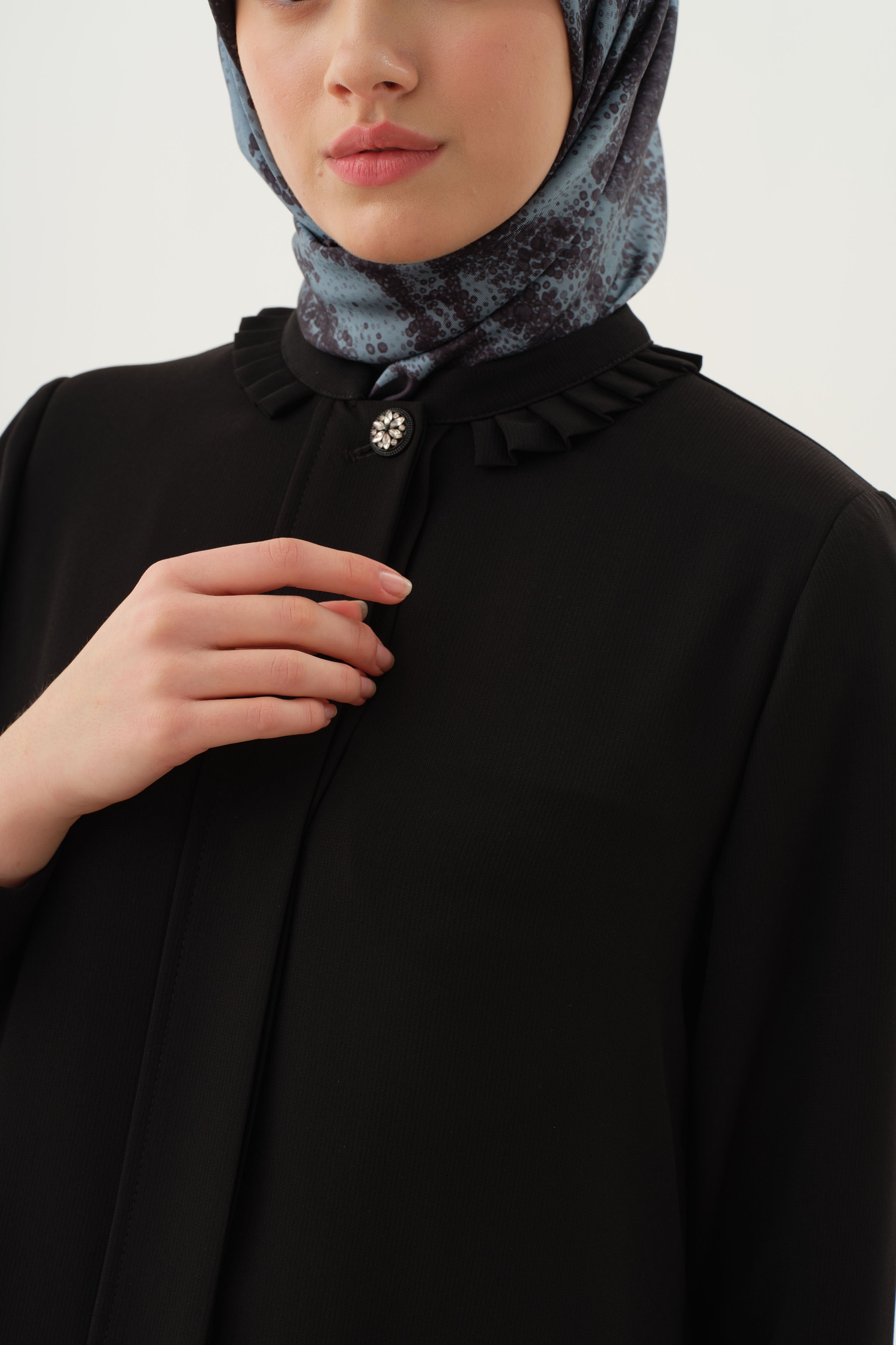 Manşet ve Yaka Çift Kat Pile Detaylı Ferace - Siyah TUGBA