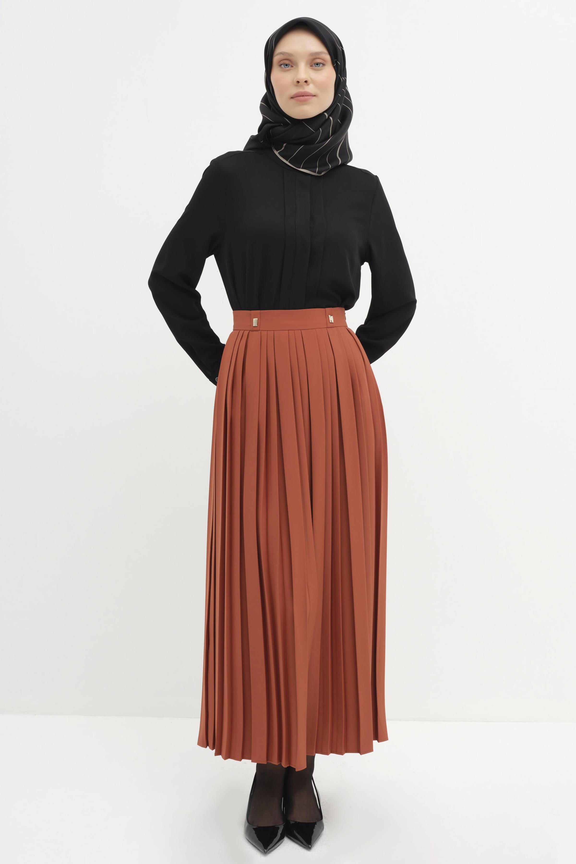 Metal Aksesuarlı Plise Etek - Açık Kahve TUGBA