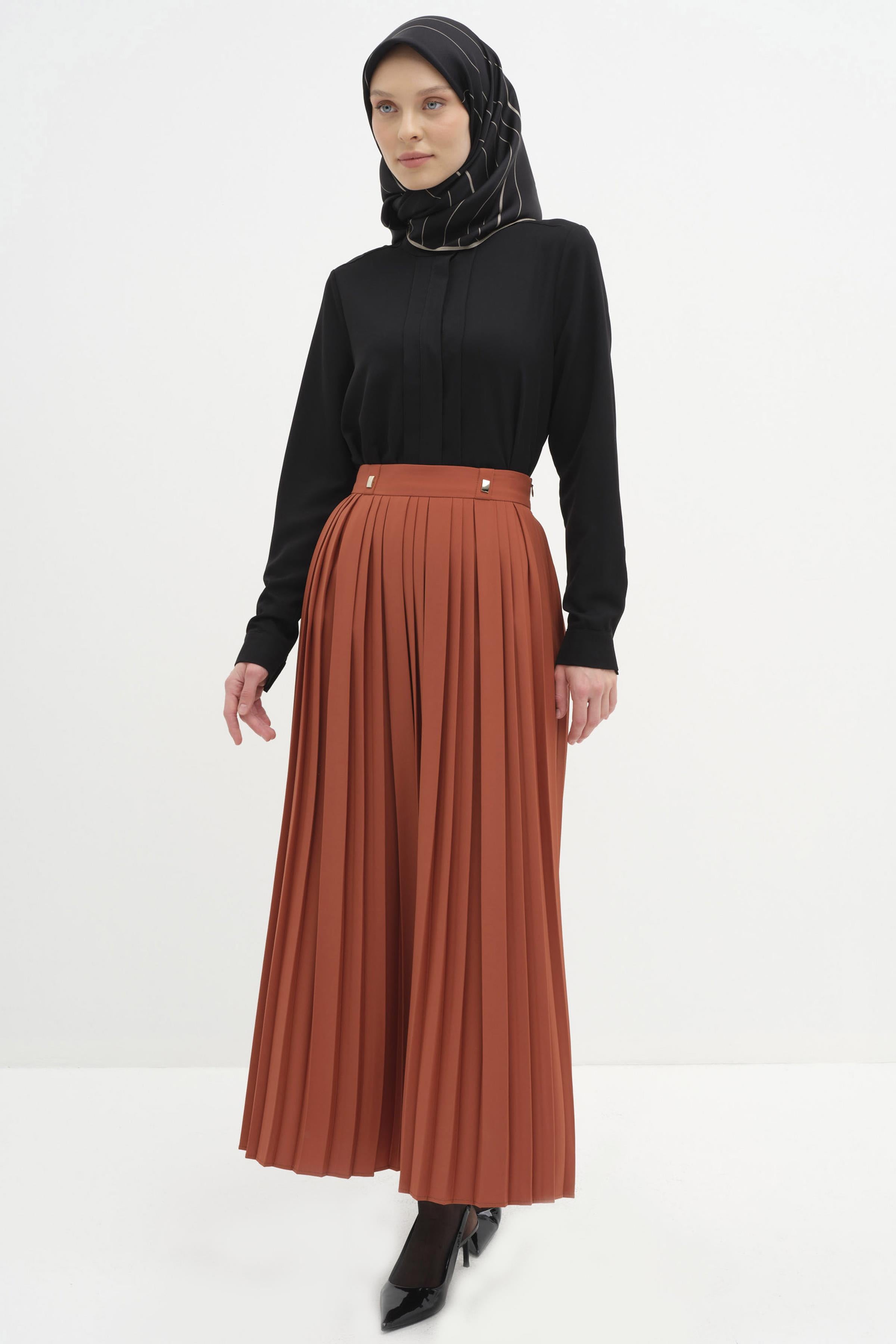 Metal Aksesuarlı Plise Etek - Açık Kahve TUGBA