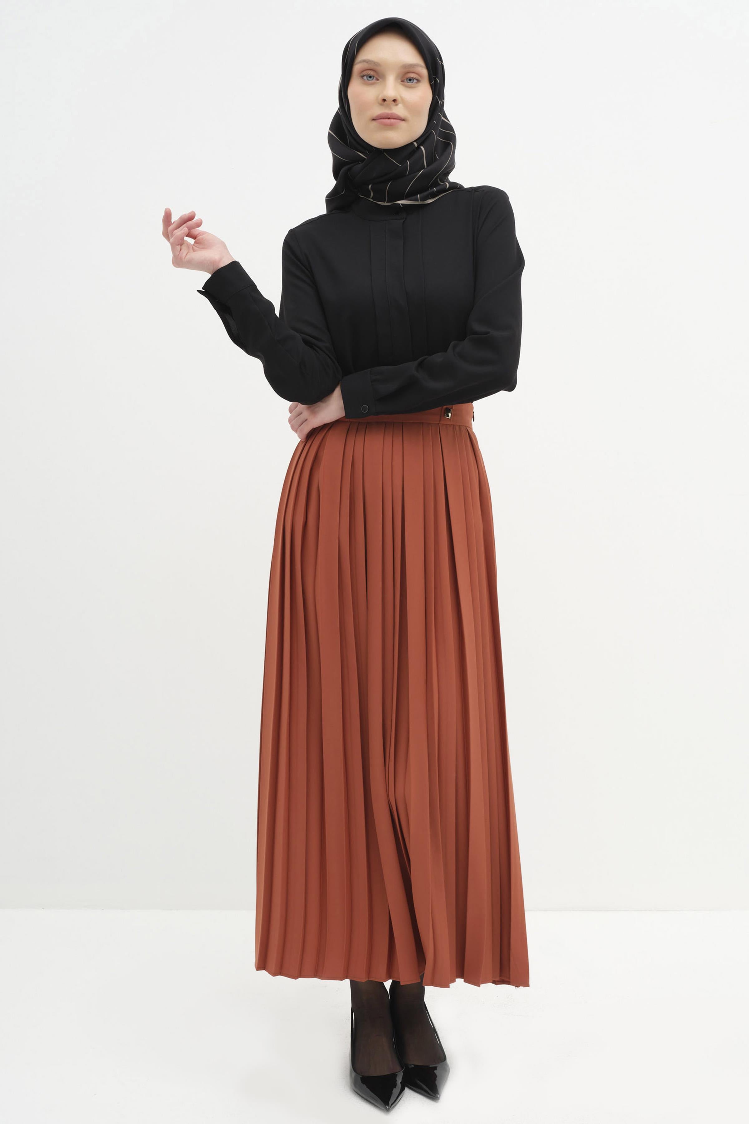 Metal Aksesuarlı Plise Etek - Açık Kahve TUGBA