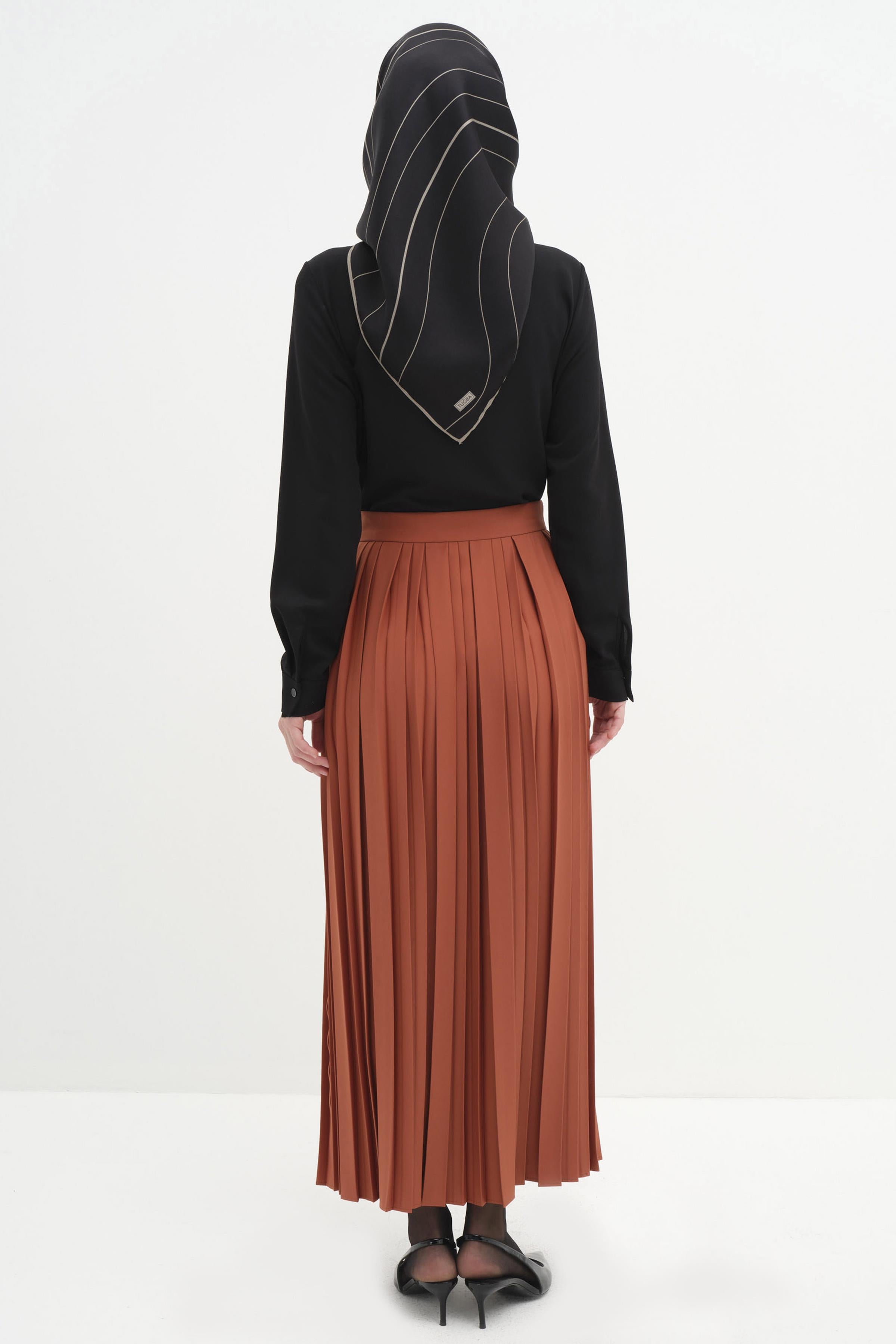 Metal Aksesuarlı Plise Etek - Açık Kahve TUGBA