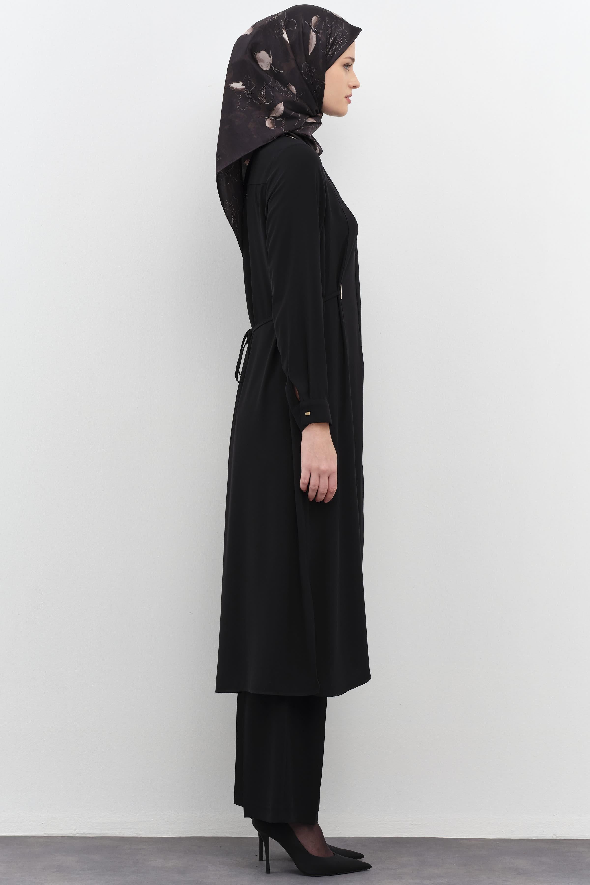 Metal Aksesuarlı Yırtmaçlı Tunik - Siyah TUGBA