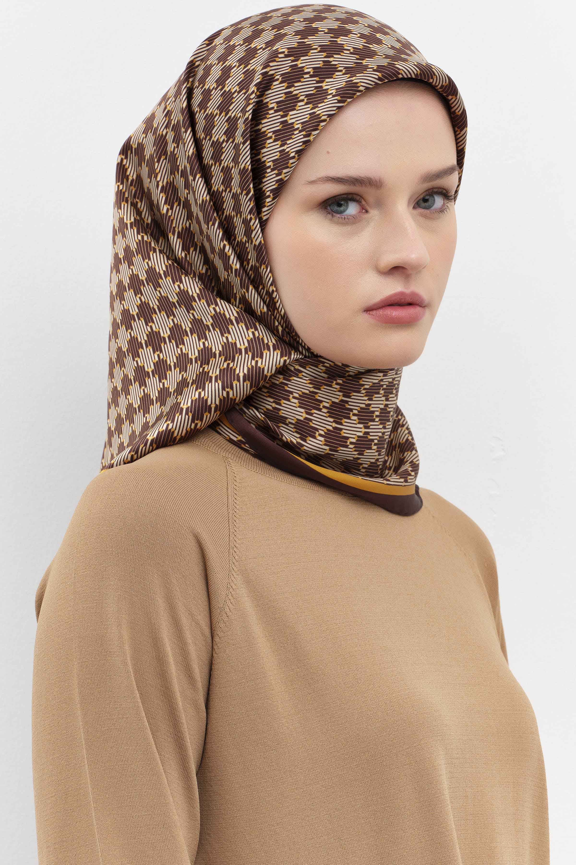 Mini Geometrik Desen İpek Eşarp - Kahve TUGBA
