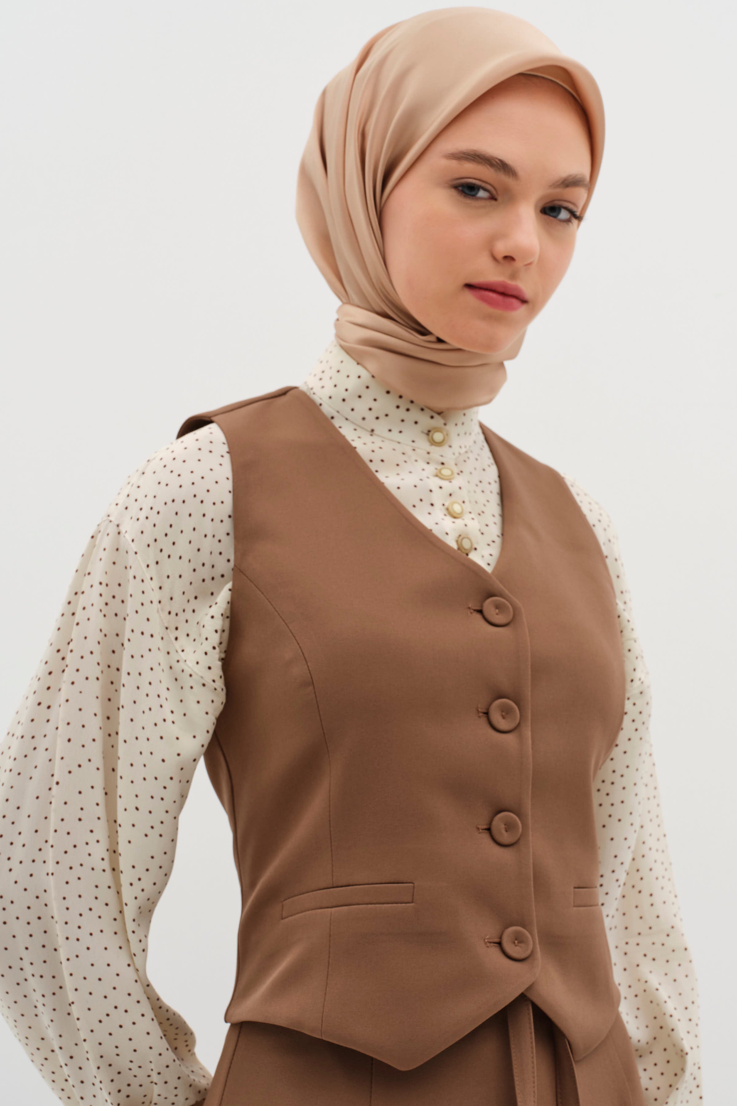 Mini Yelek Parçalı Etek Takım - Fındık TUGBA