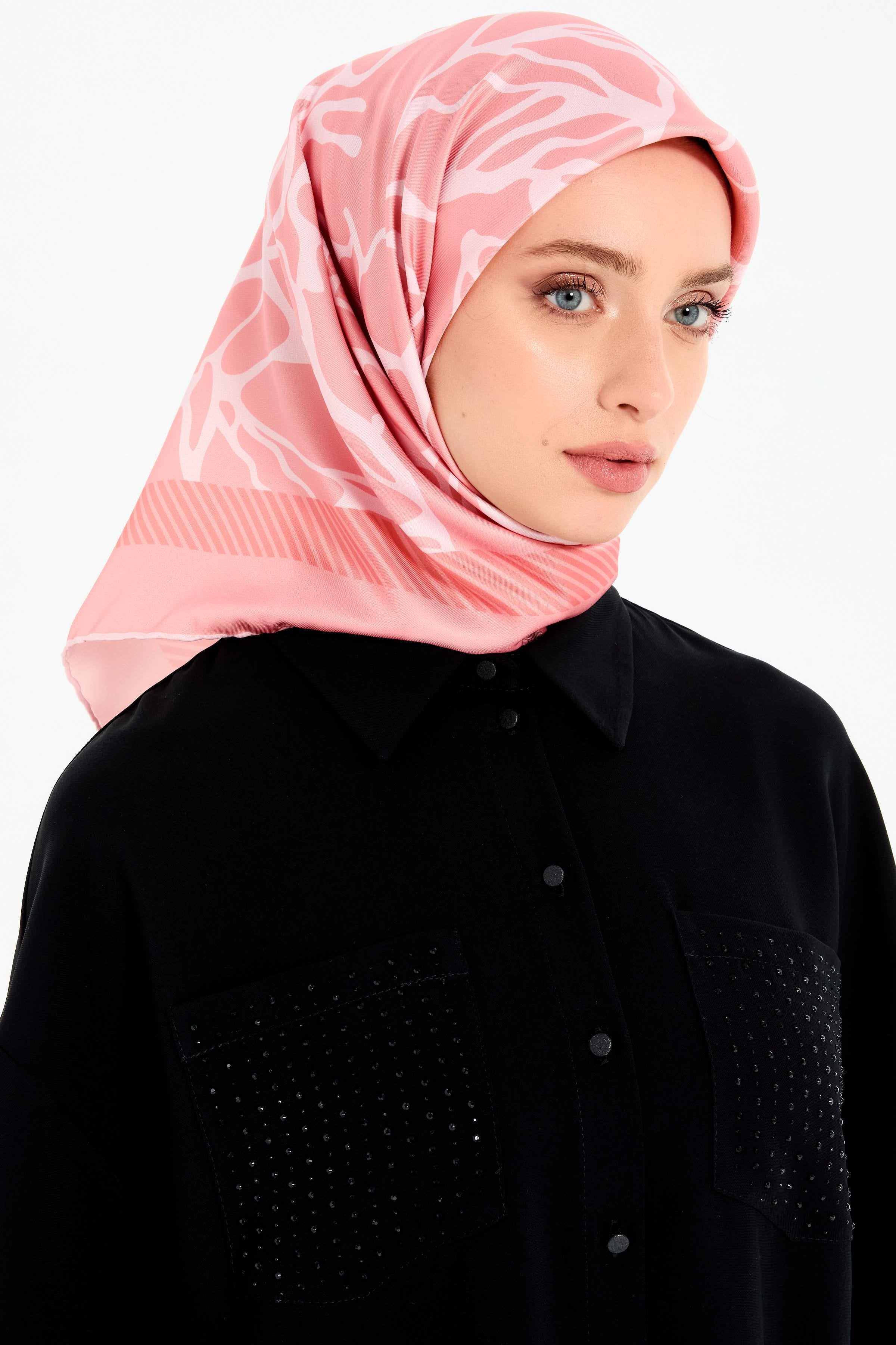 Monokrom Desenli Stil Eşarp - Yavruağzı TUGBA