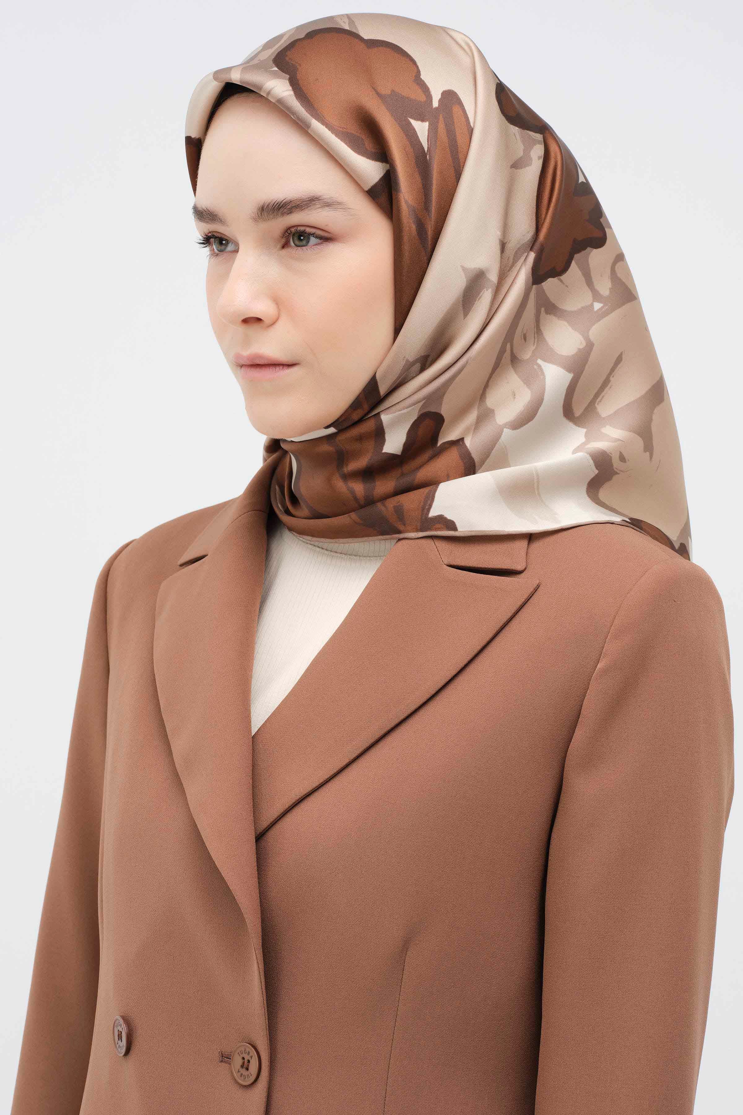 Multi Flower Desenli Sura İpek Eşarp - Kahve TUGBA