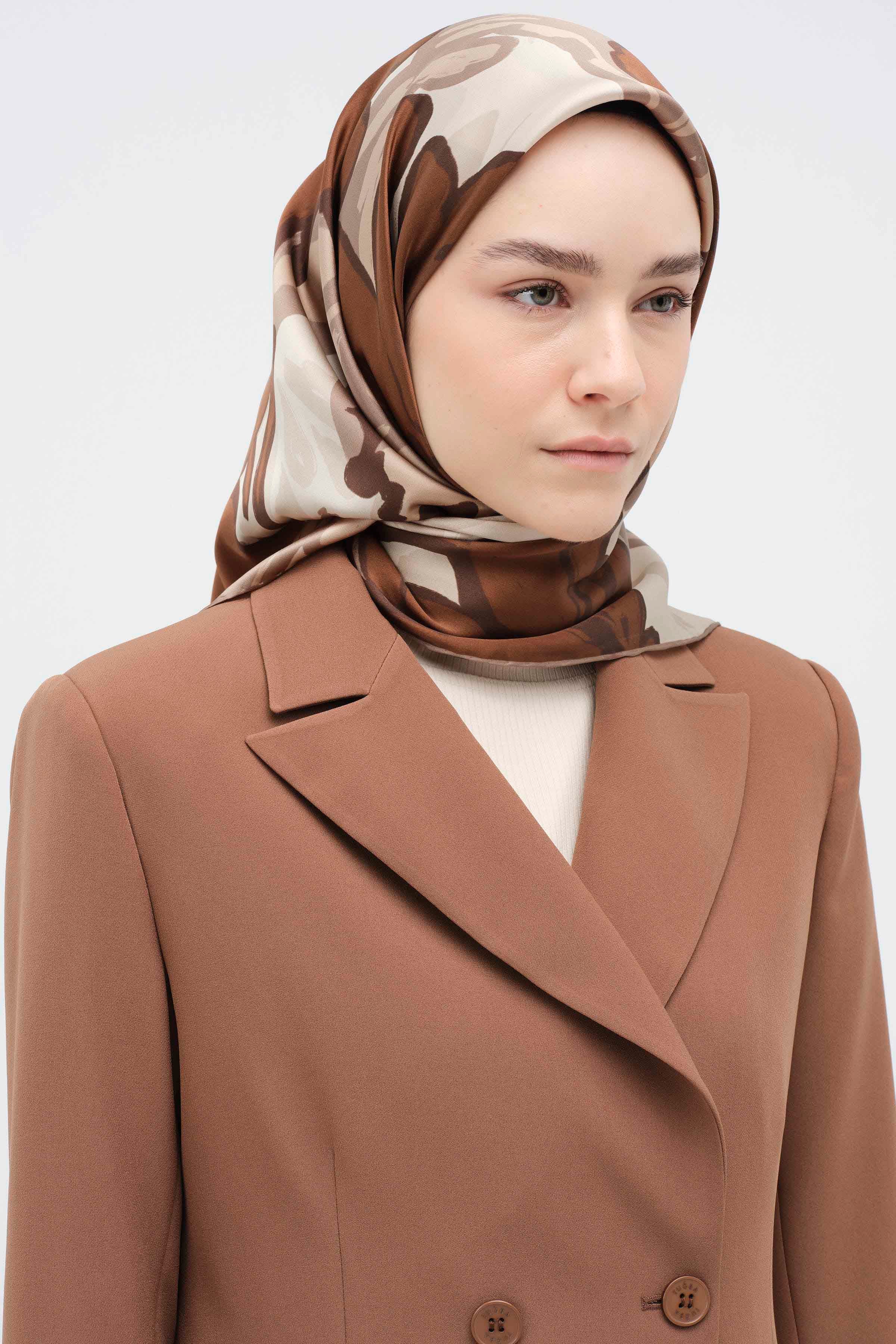 Multi Flower Desenli Sura İpek Eşarp - Kahve TUGBA