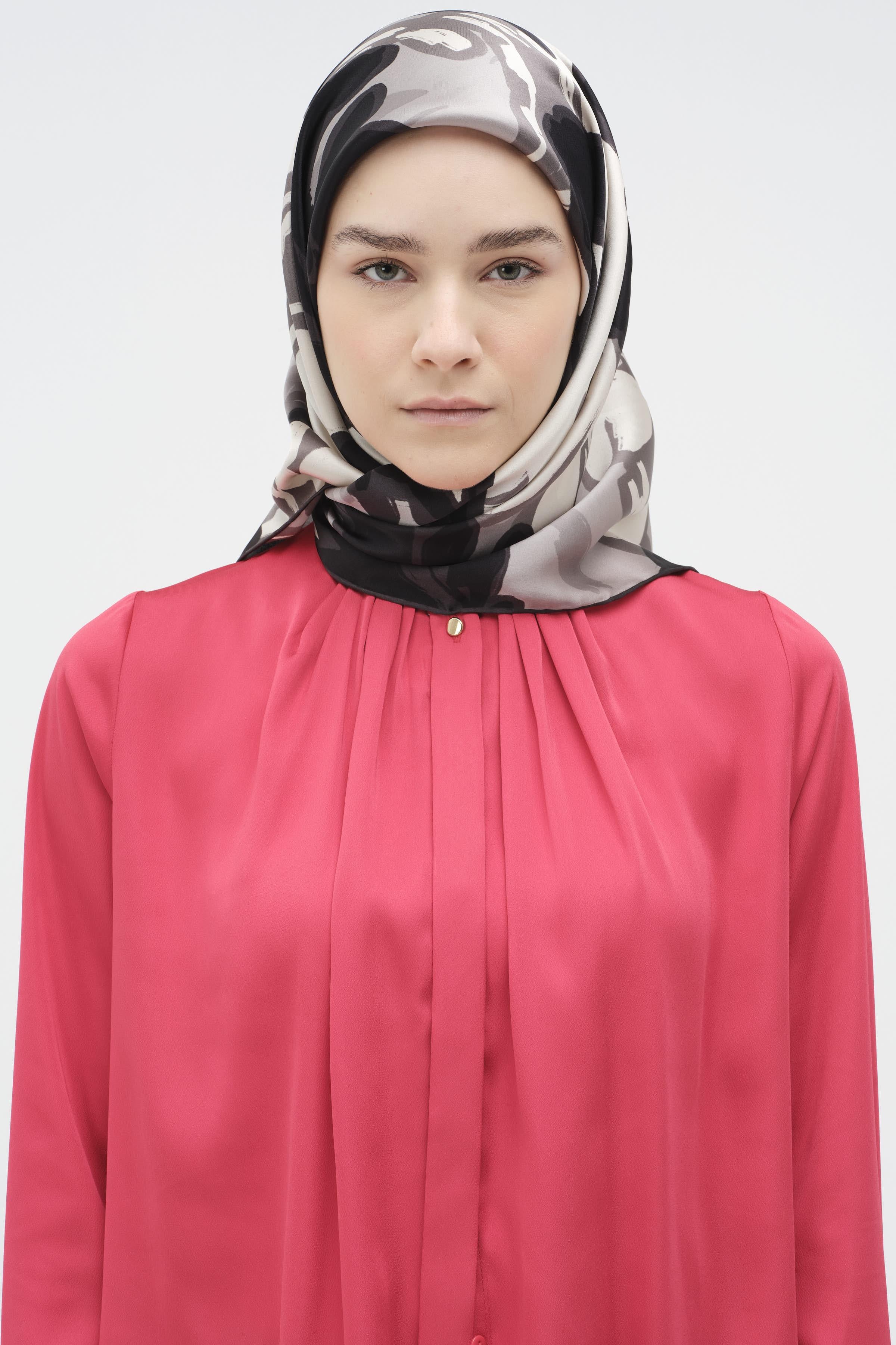 Multi Flower Desenli Sura İpek Eşarp - Siyah TUGBA