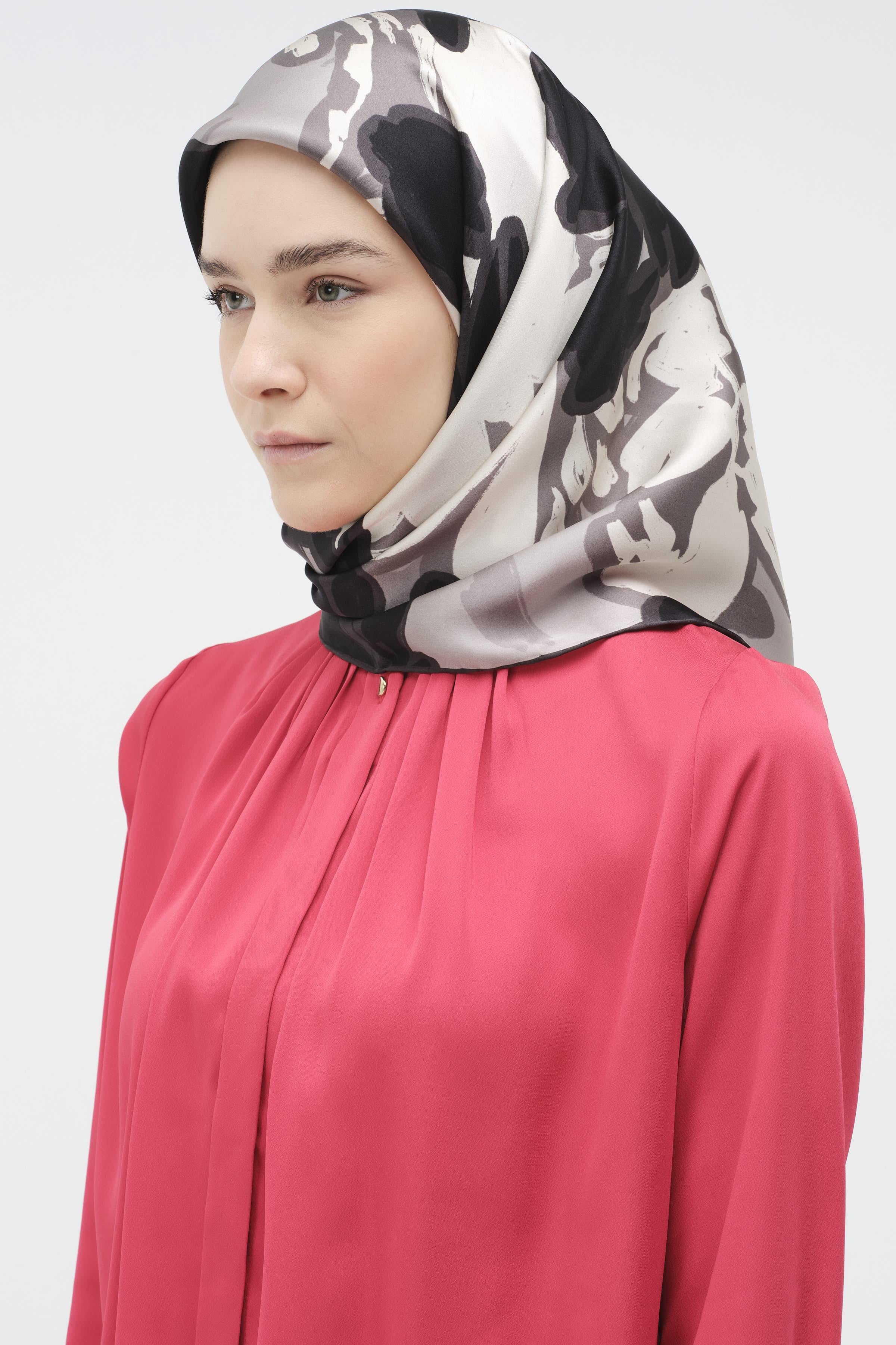 Multi Flower Desenli Sura İpek Eşarp - Siyah TUGBA