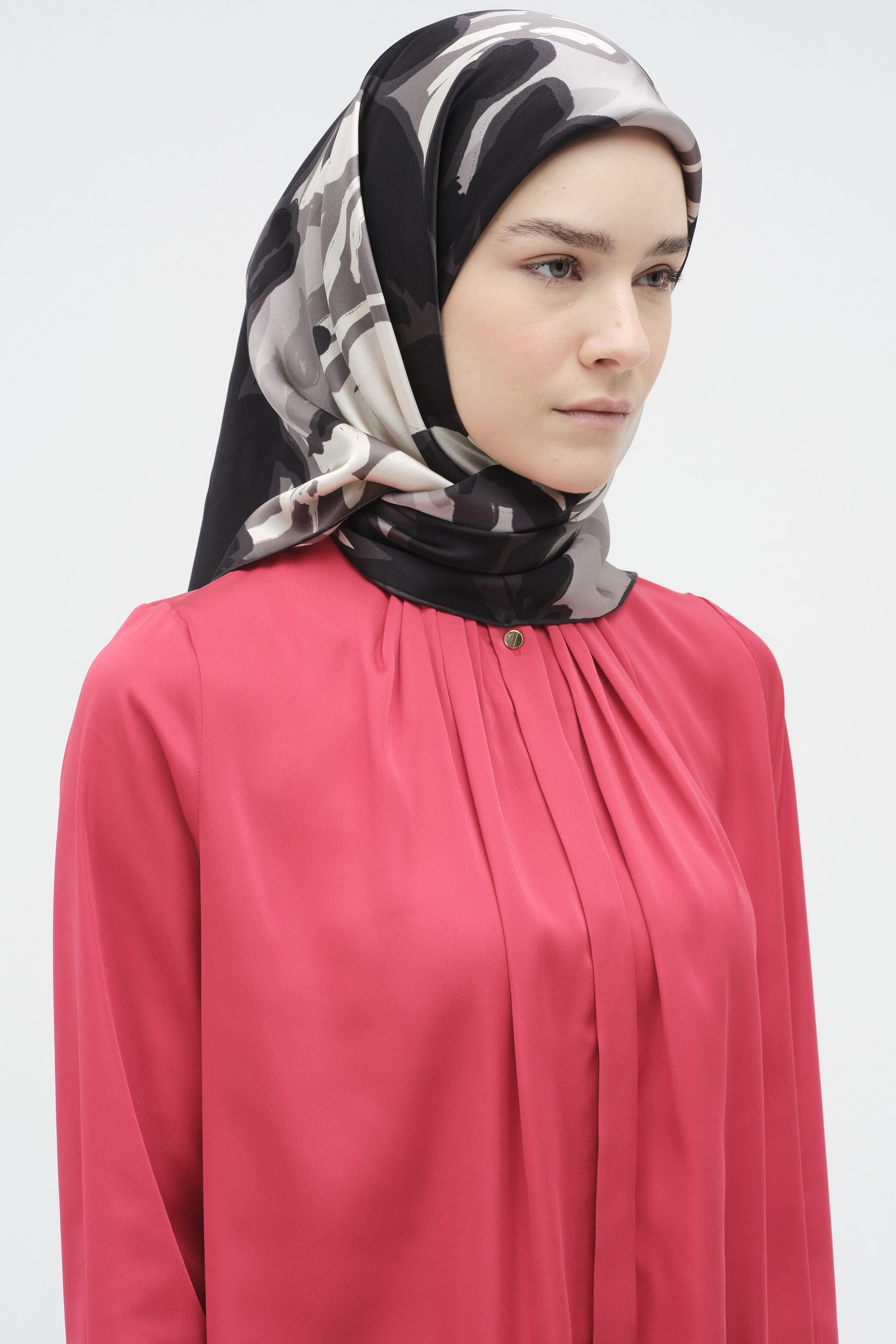 Multi Flower Desenli Sura İpek Eşarp - Siyah TUGBA