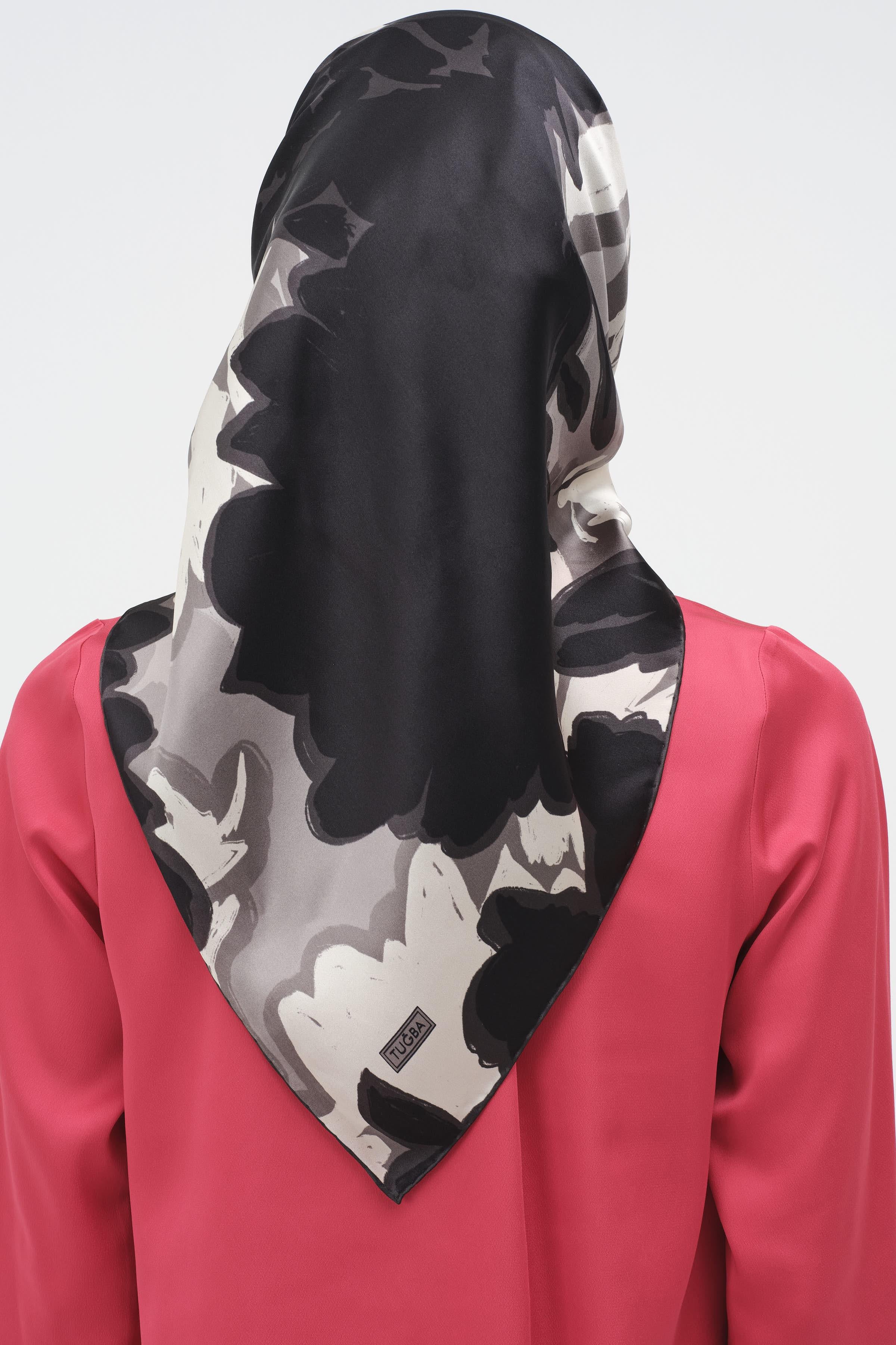 Multi Flower Desenli Sura İpek Eşarp - Siyah TUGBA