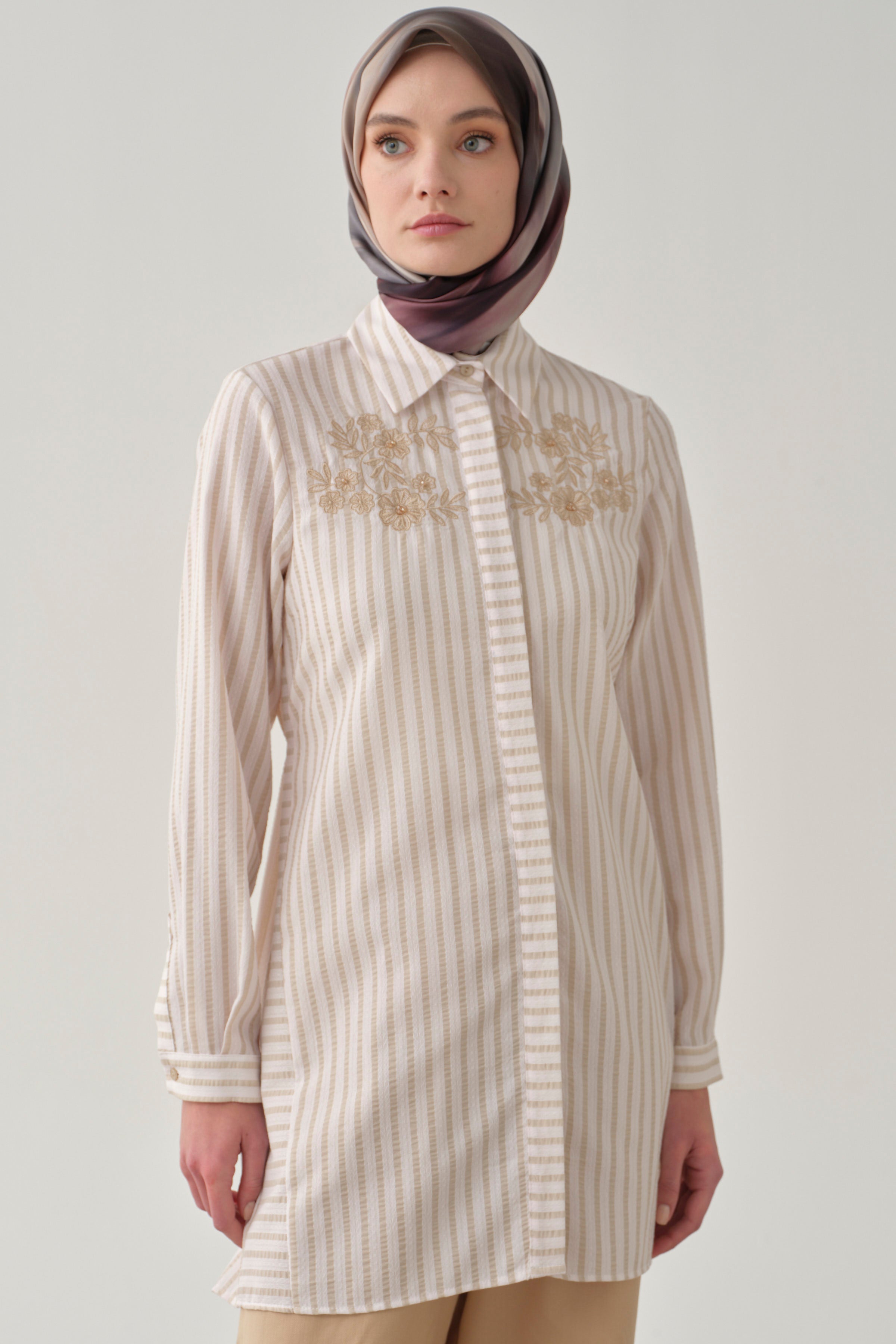 Nakış Detaylı Çizgili Tunik - Bej TUGBA