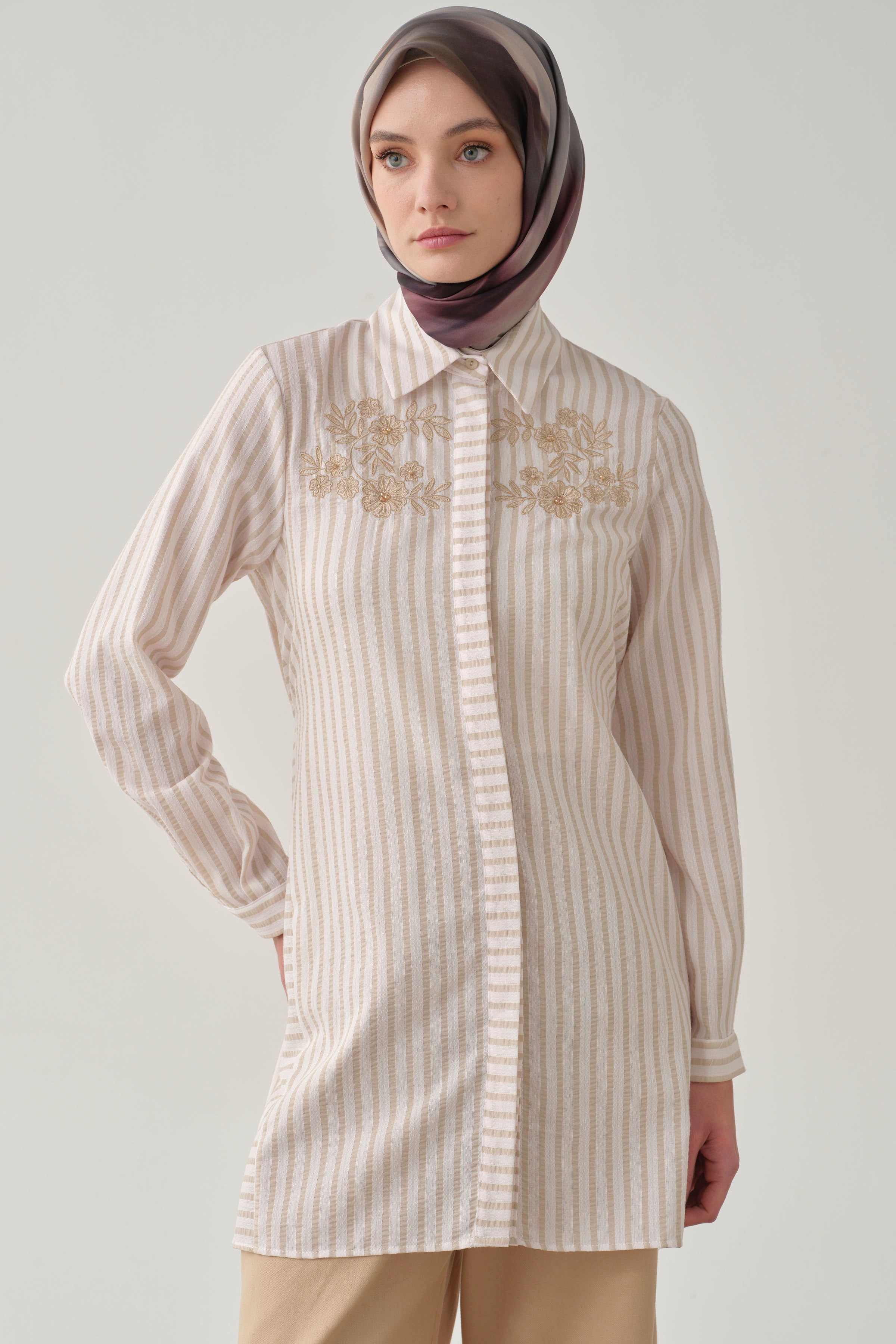Nakış Detaylı Çizgili Tunik - Bej TUGBA
