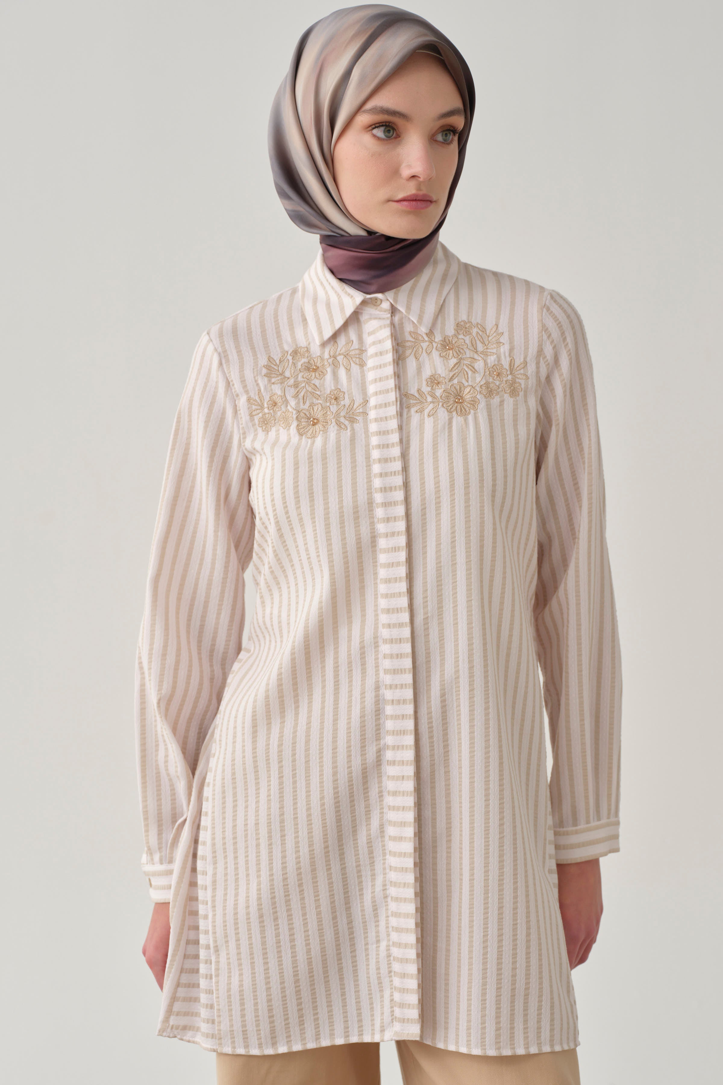 Nakış Detaylı Çizgili Tunik - Bej TUGBA