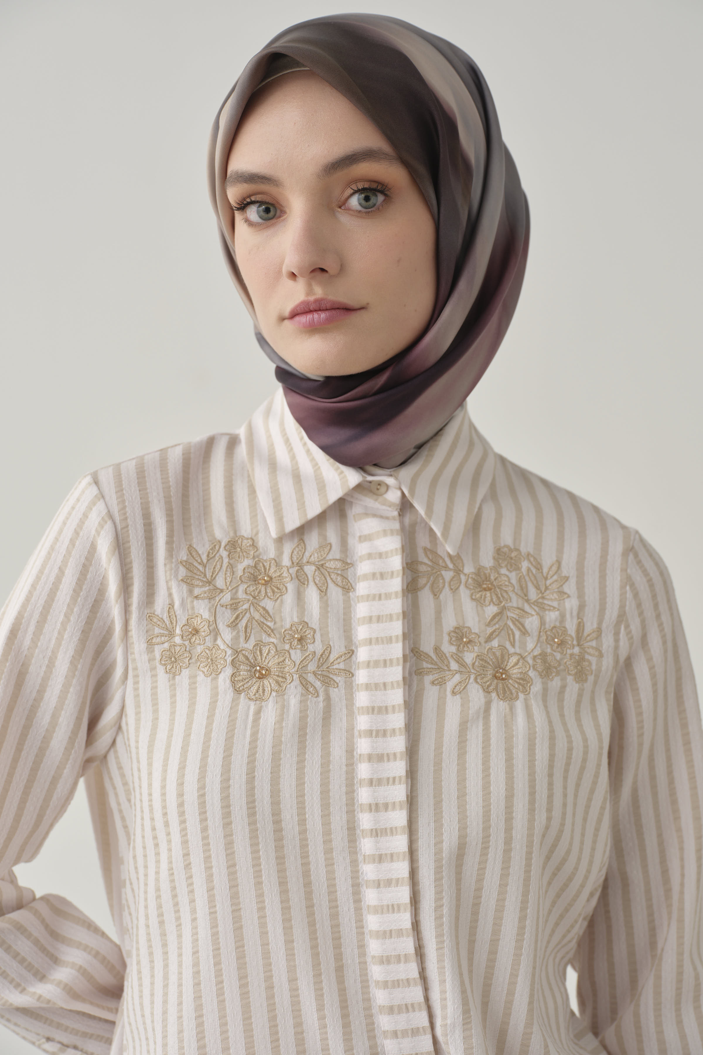 Nakış Detaylı Çizgili Tunik - Bej TUGBA