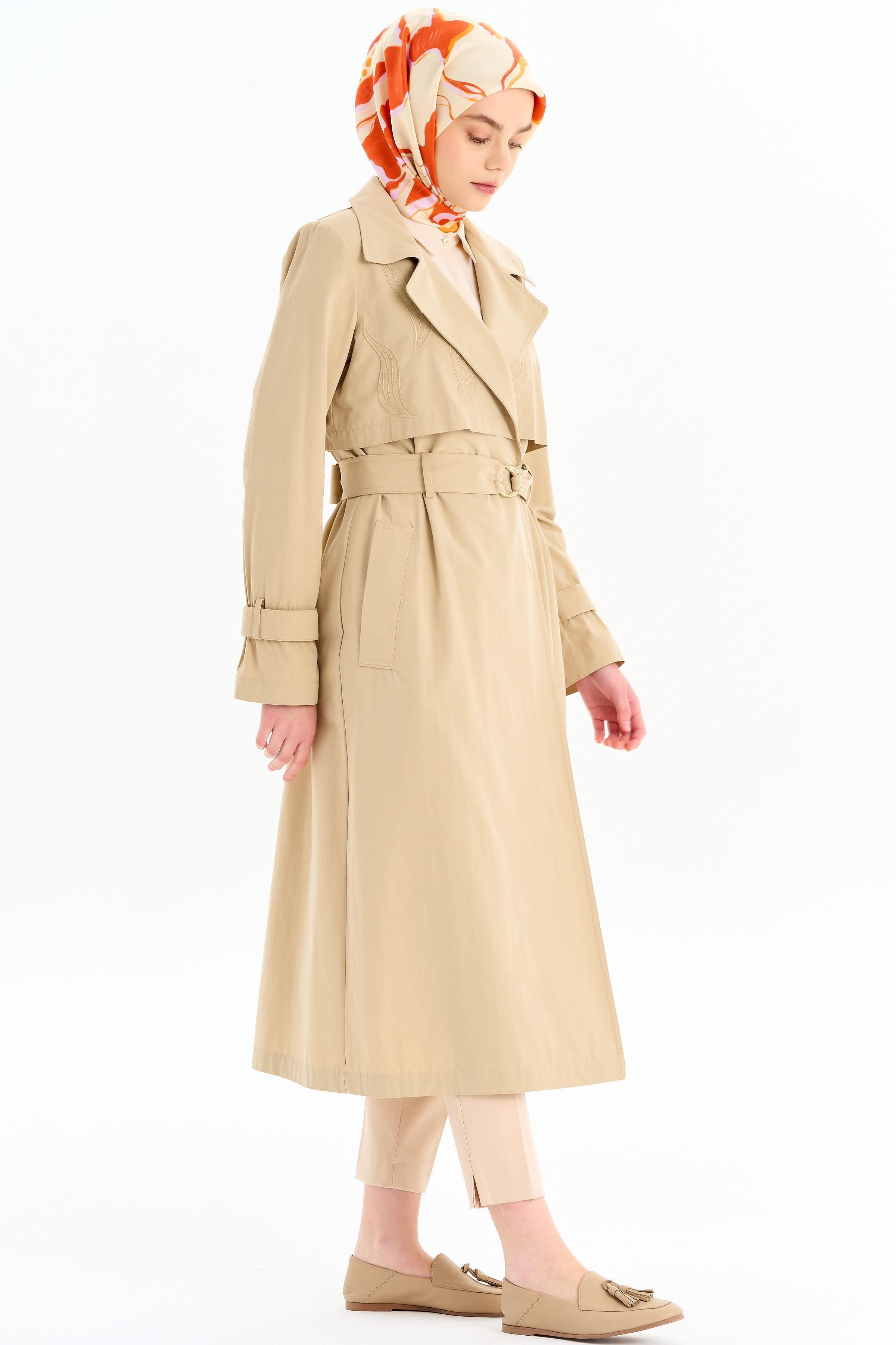 Nakış Detaylı Kol Lastikli Trençkot - Bej TUGBA