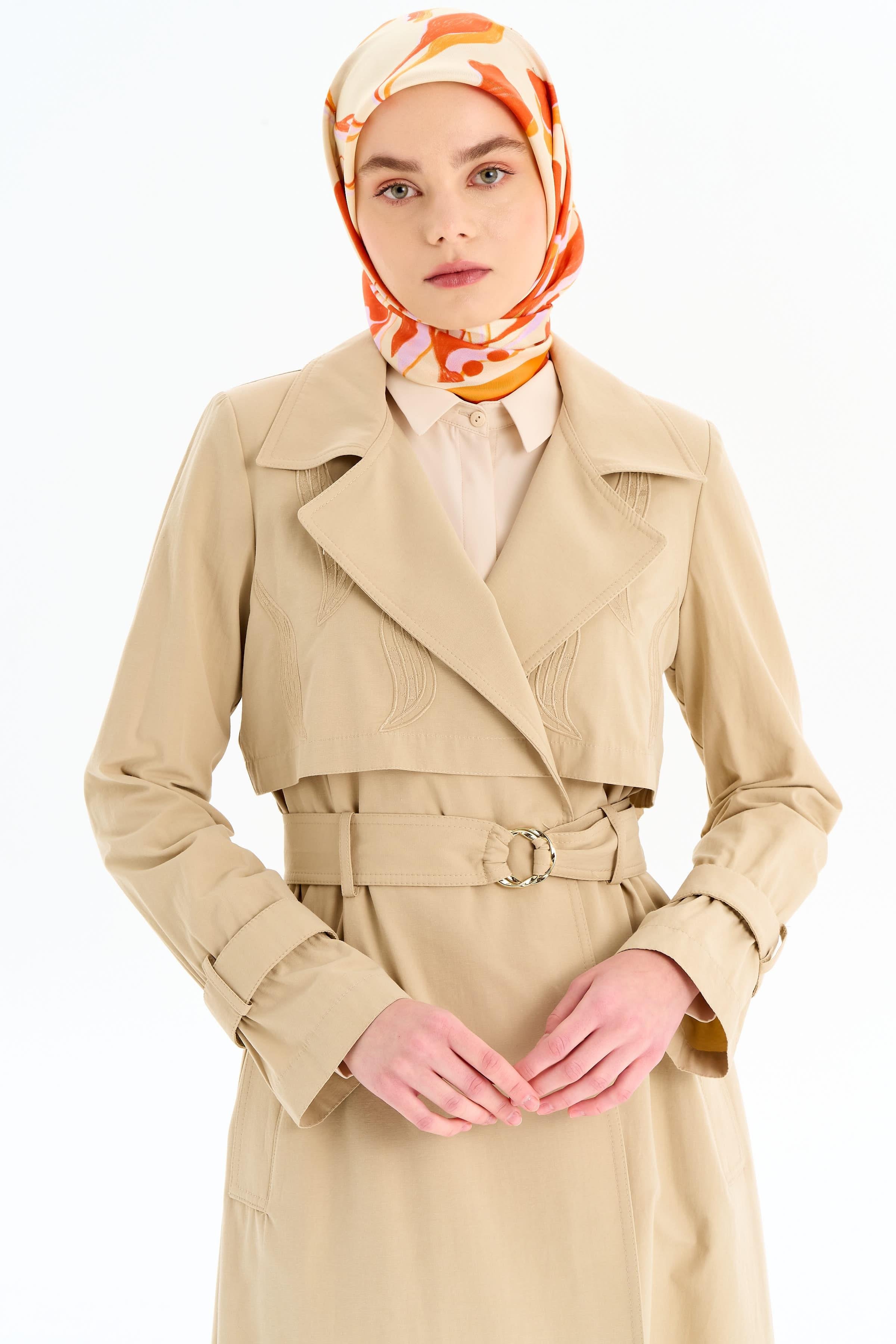 Nakış Detaylı Kol Lastikli Trençkot - Bej TUGBA