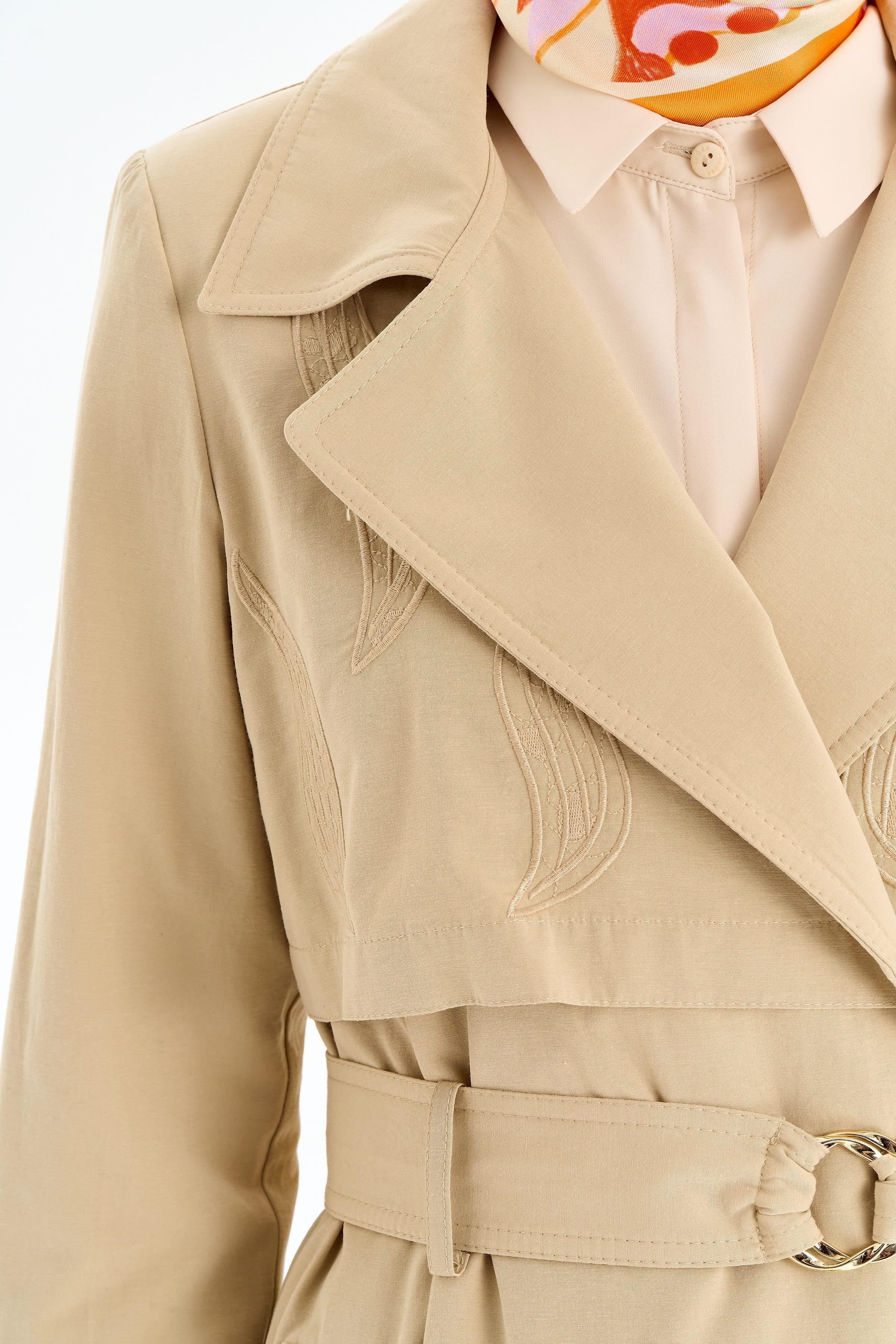 Nakış Detaylı Kol Lastikli Trençkot - Bej TUGBA