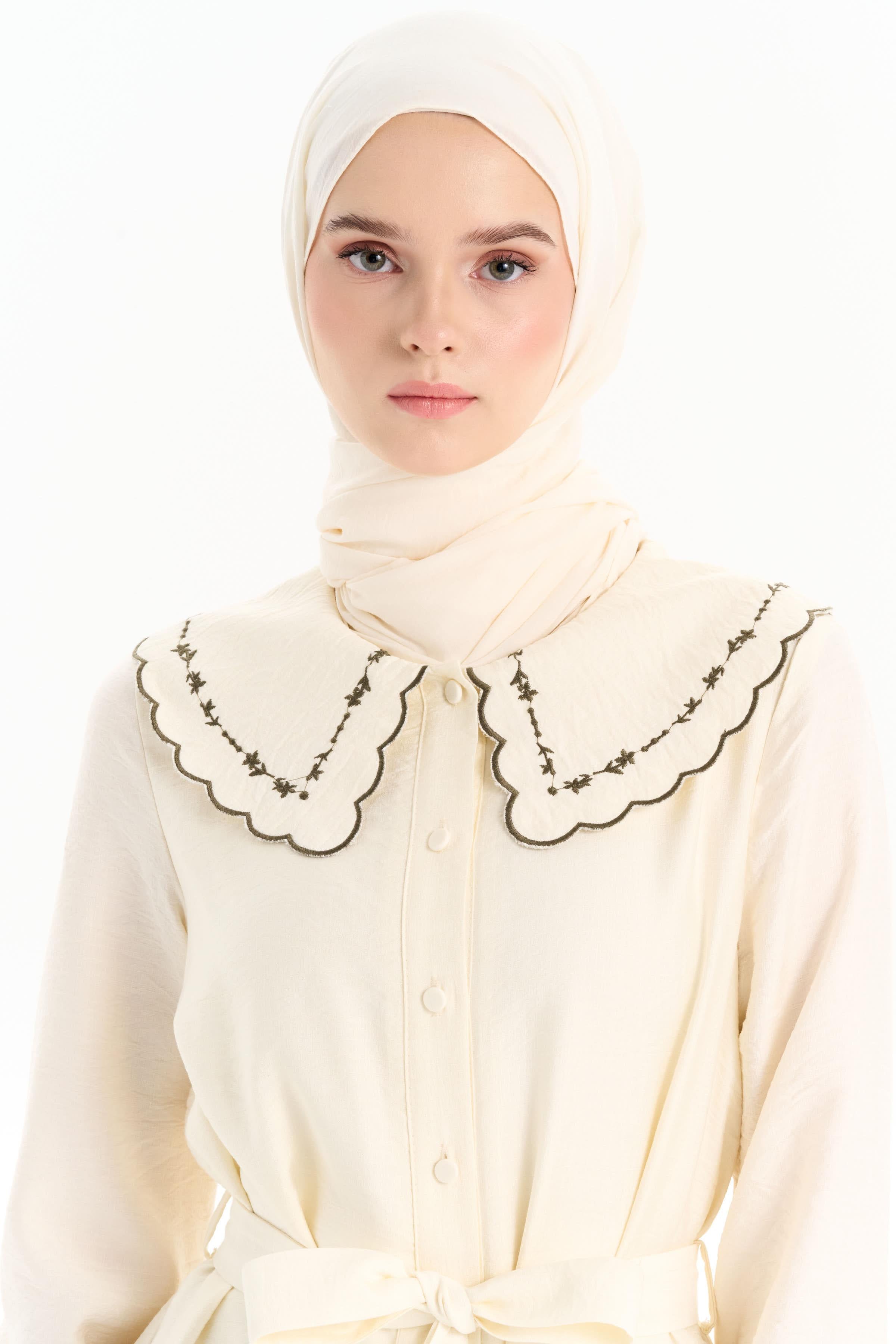 Nakışlı Bebe Yakalı Bel Kuşaklı Elbise - Ekru TUGBA