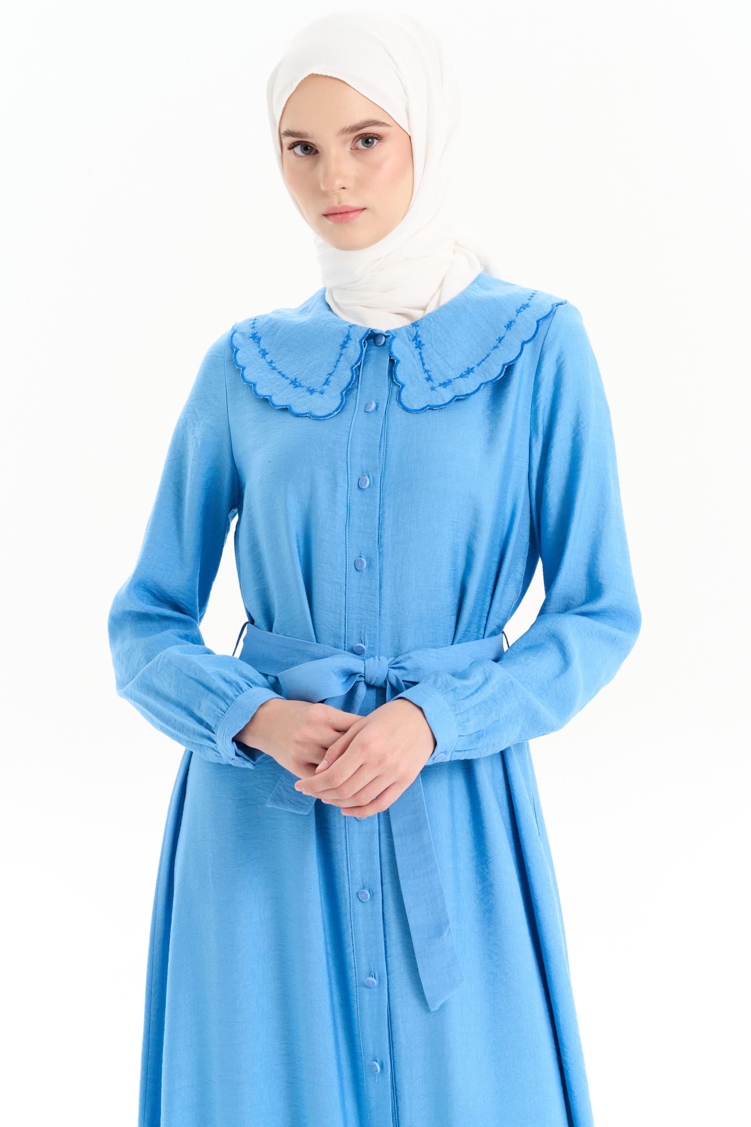 Nakışlı Bebe Yakalı Bel Kuşaklı Elbise - Mavi TUGBA