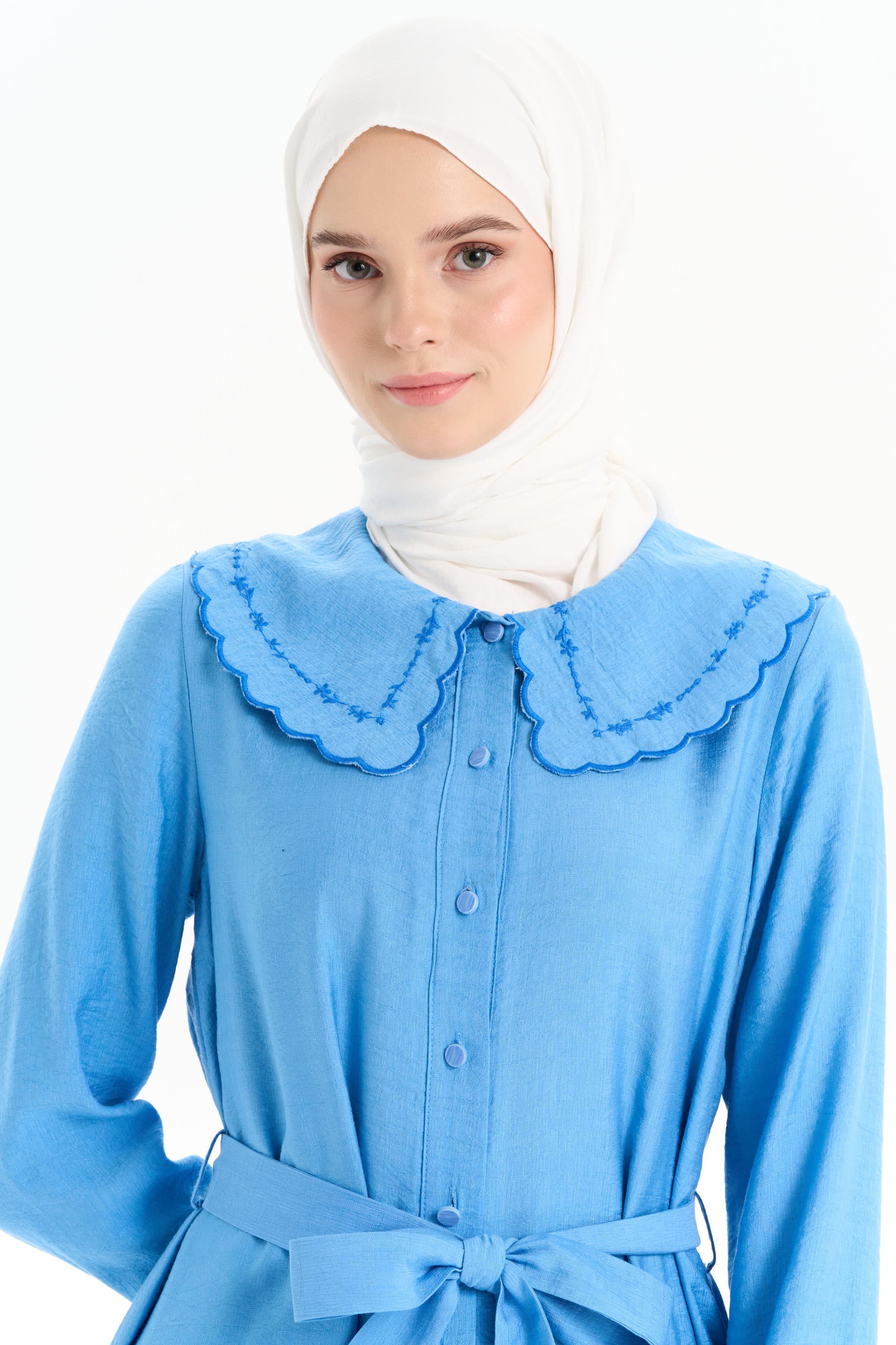 Nakışlı Bebe Yakalı Bel Kuşaklı Elbise - Mavi TUGBA