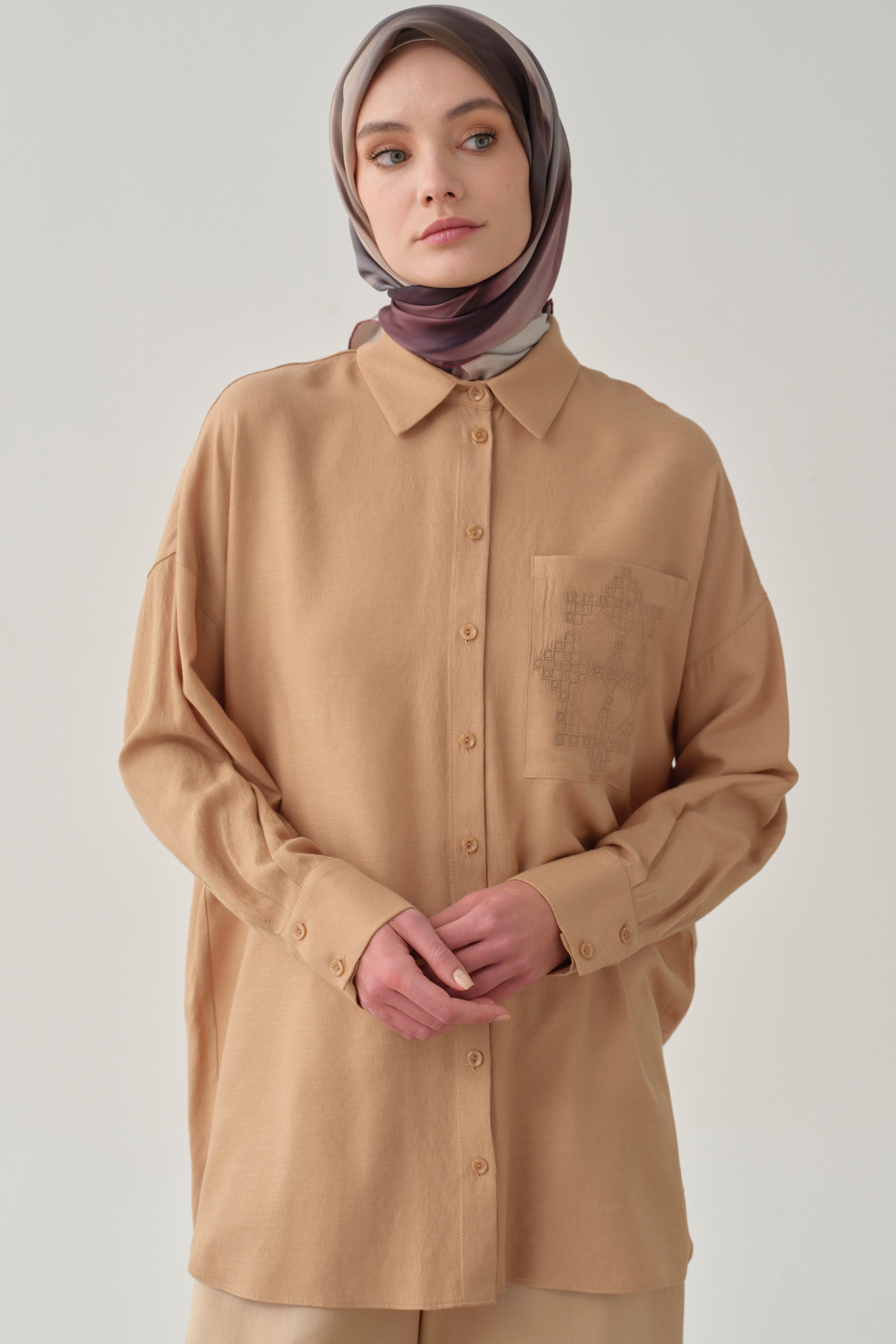 Nakışlı Cep Detaylı Gömlek - Bej TUGBA