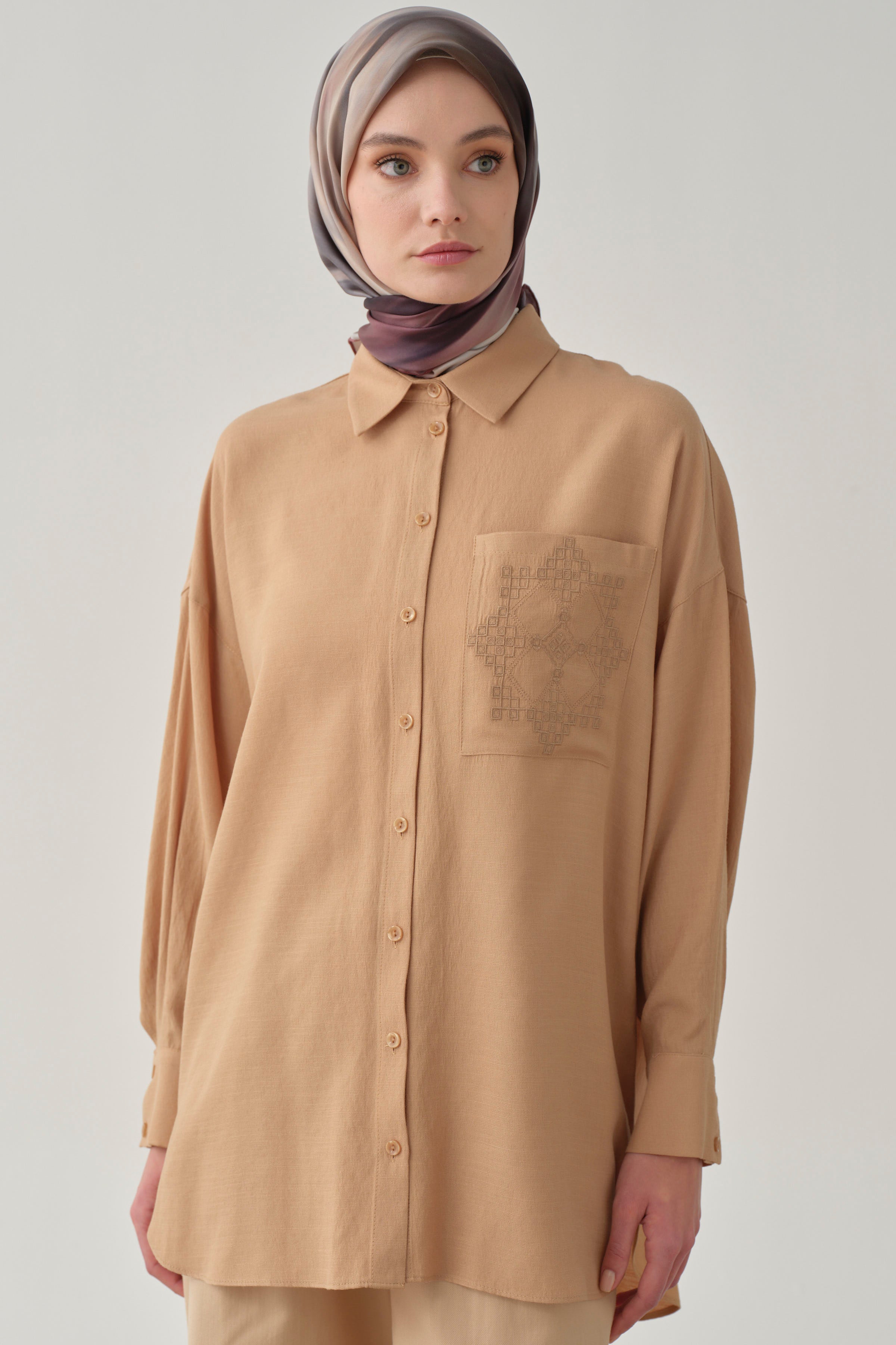 Nakışlı Cep Detaylı Gömlek - Bej TUGBA