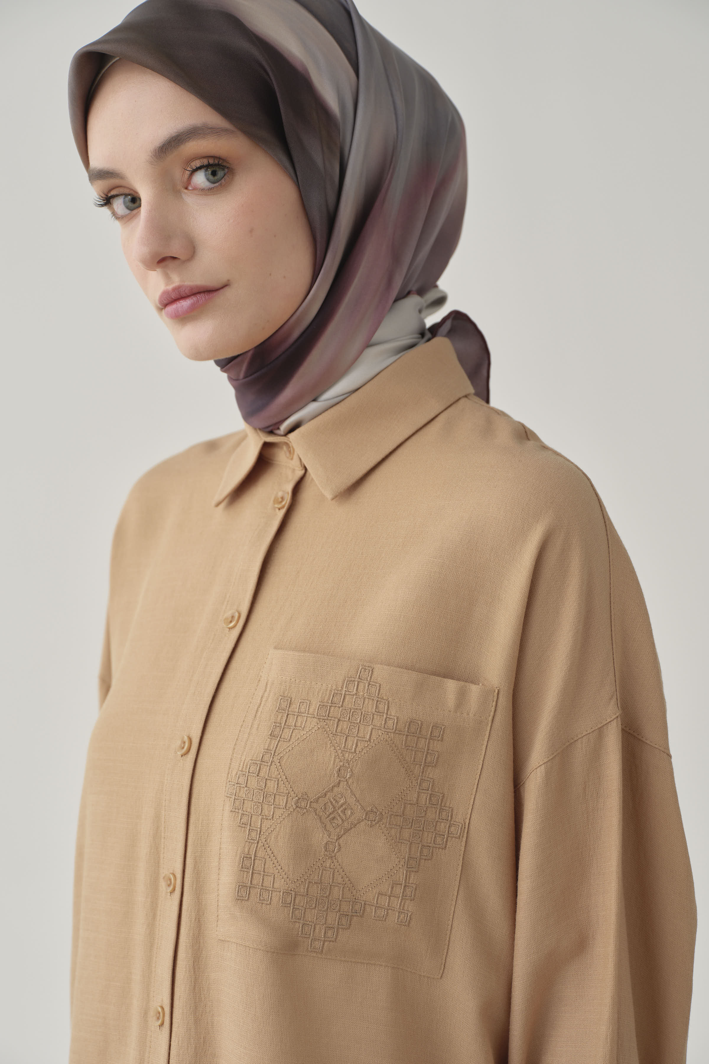 Nakışlı Cep Detaylı Gömlek - Bej TUGBA