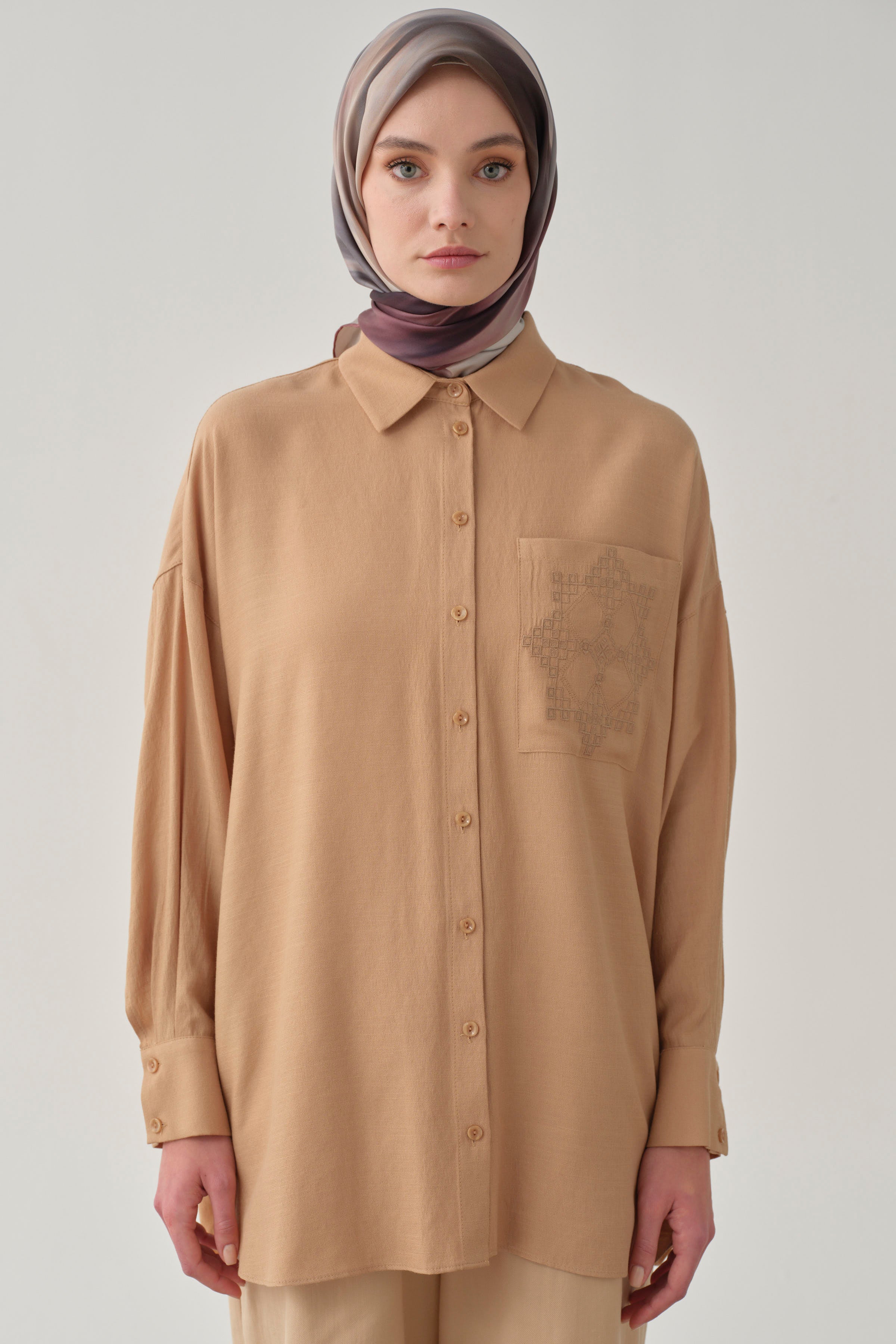 Nakışlı Cep Detaylı Gömlek - Bej TUGBA