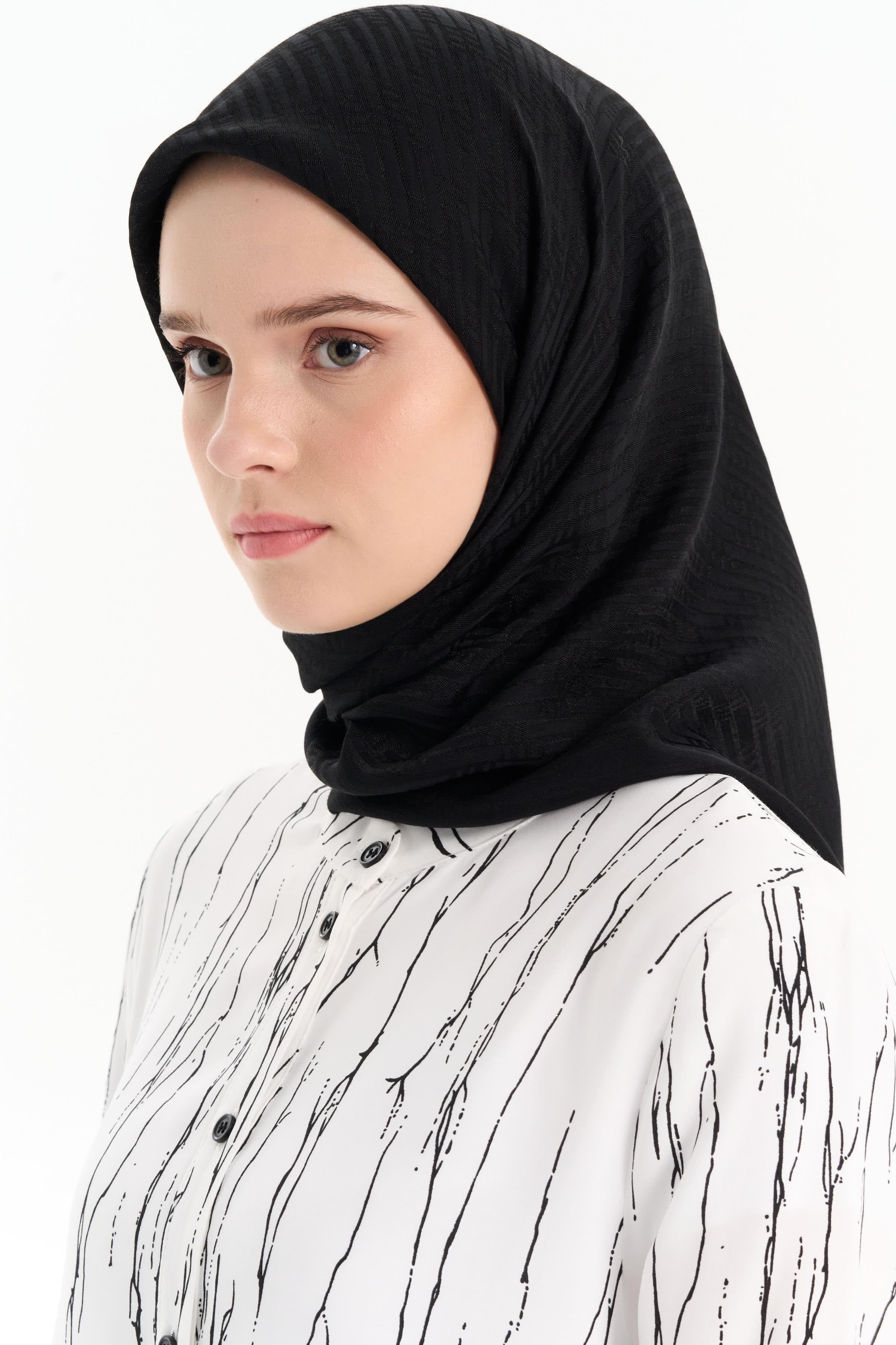 Natural Çizgisel Desen Eşarp - Siyah TUGBA