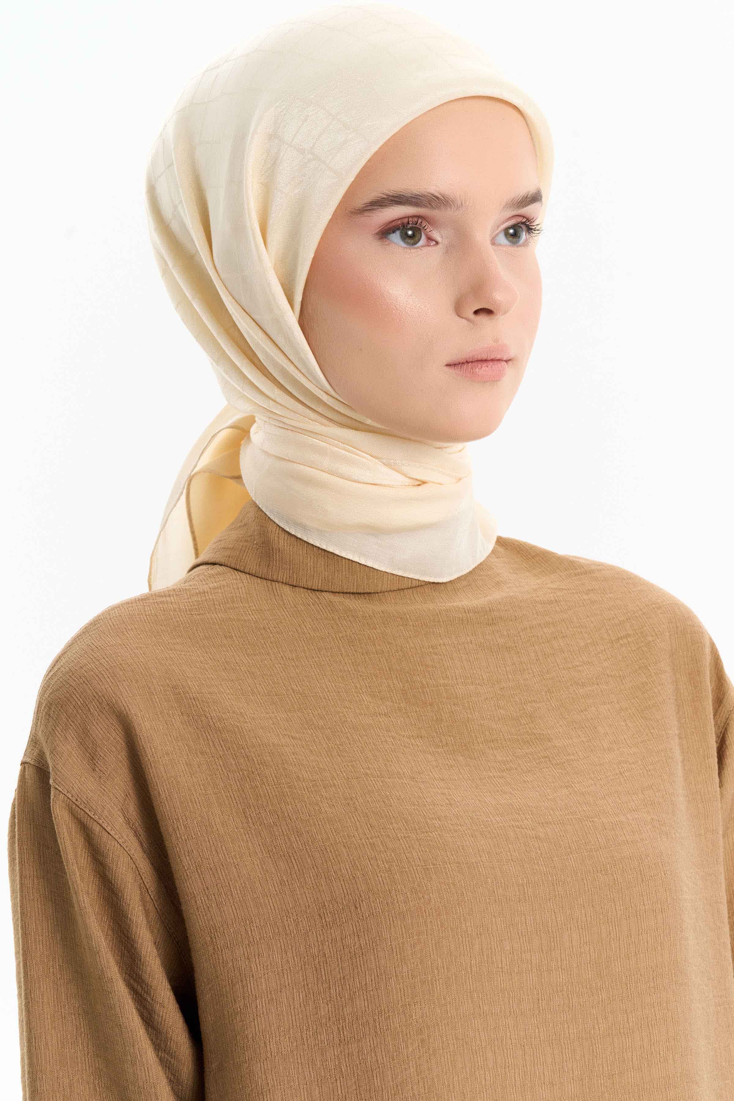 Natural Karesel Desen Eşarp - Ekru TUGBA