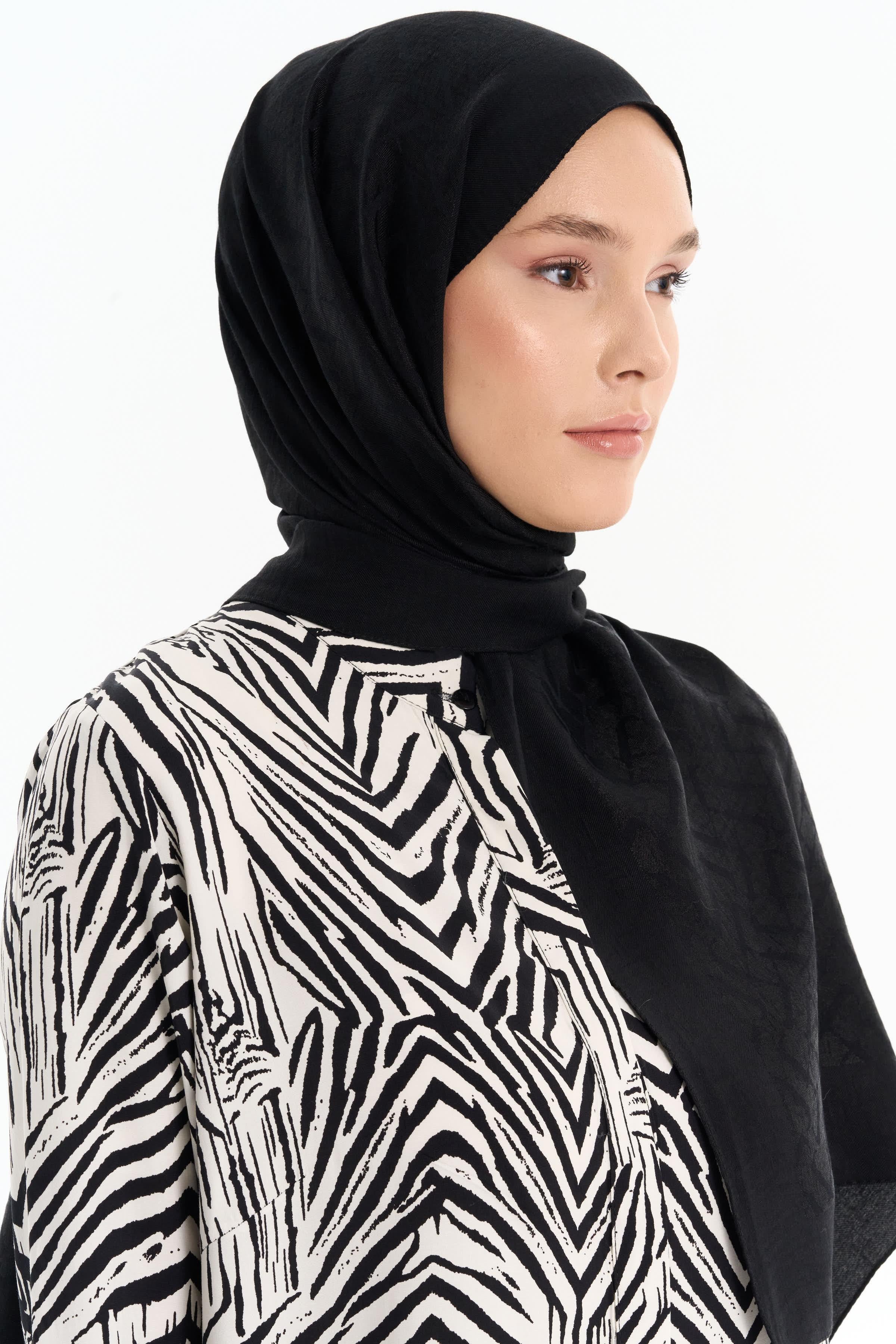 Natural T Desen Şal - Siyah TUGBA