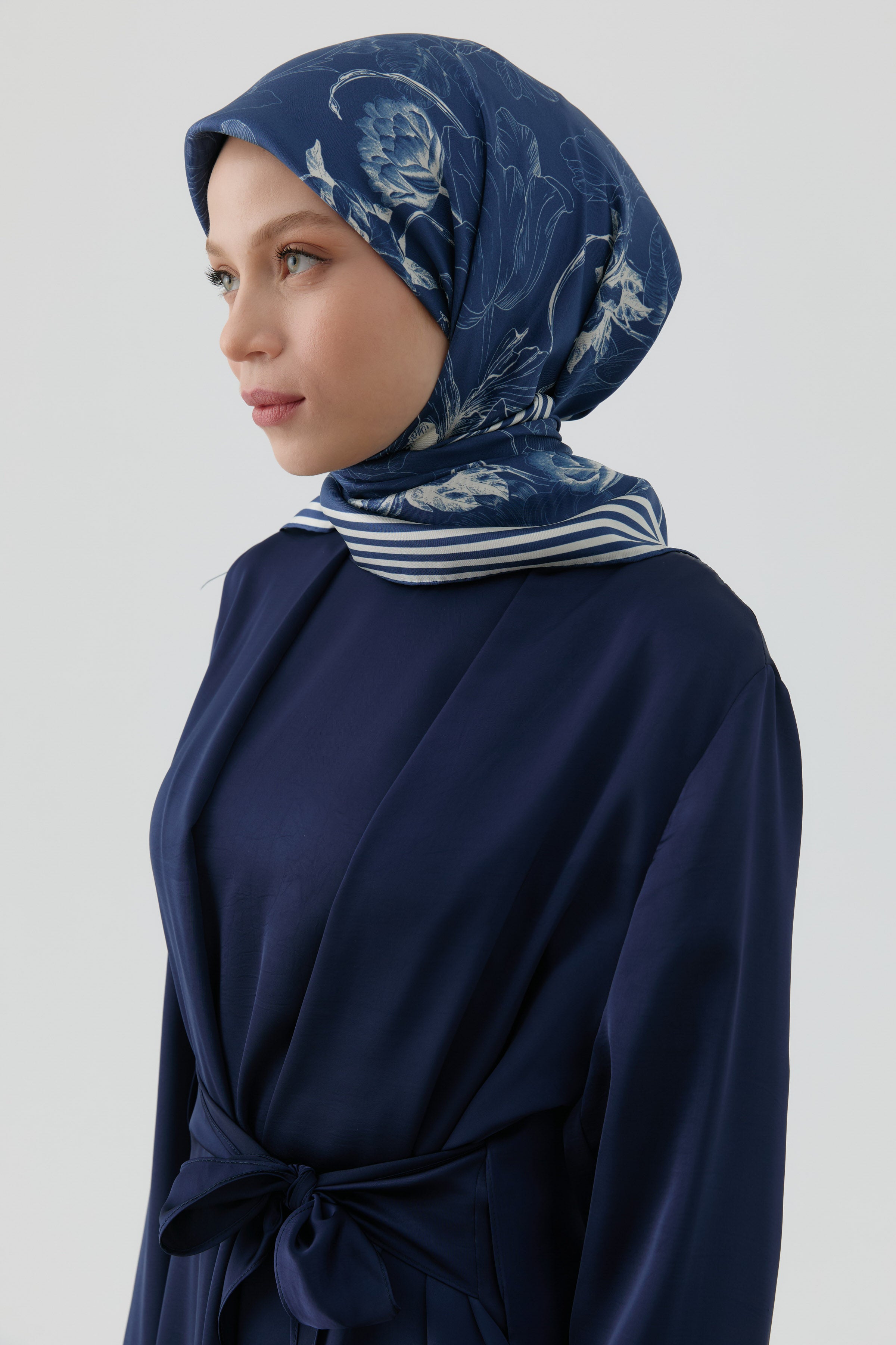 Nazenin Twill İpek Eşarp - Koyu Mavi TUGBA