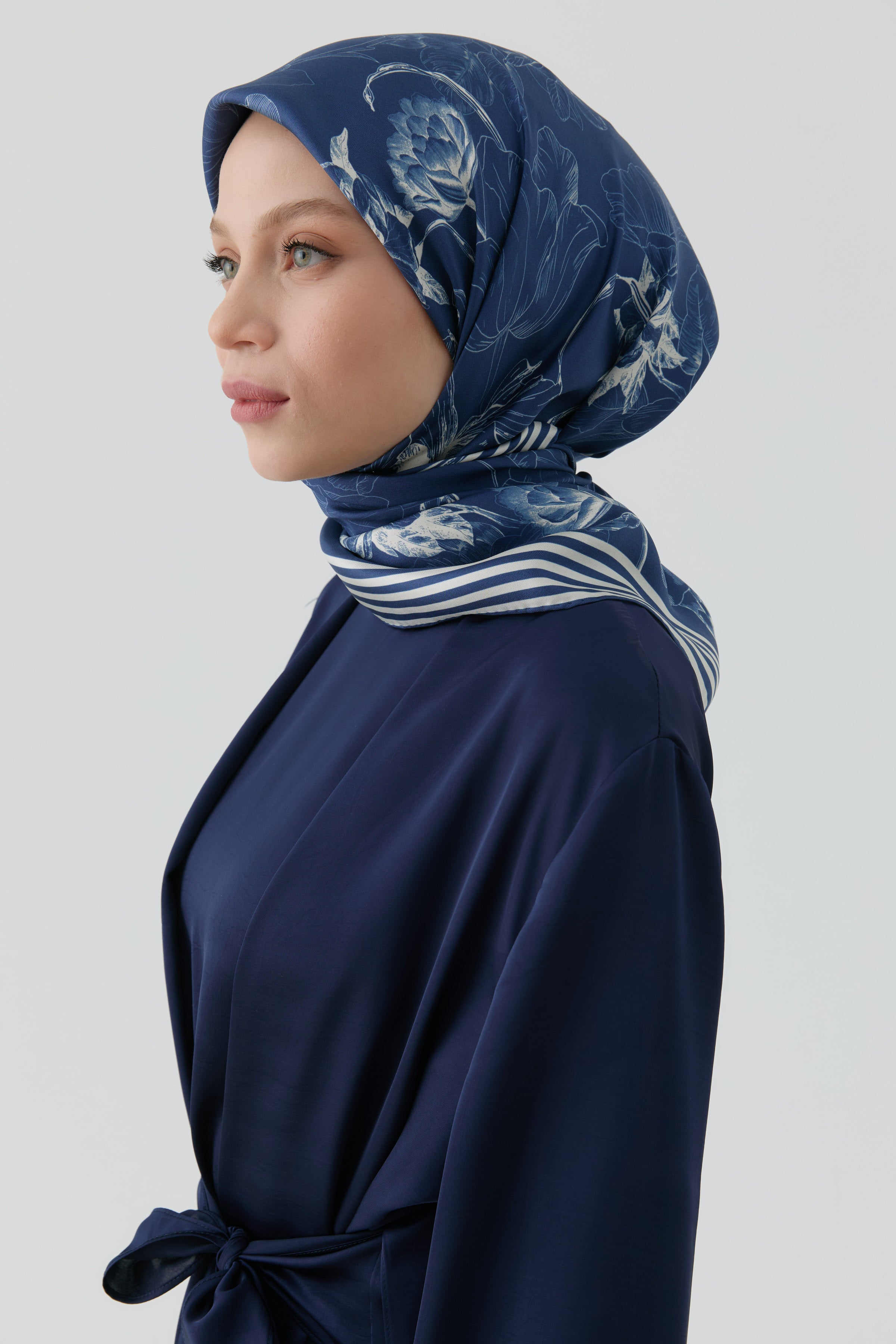 Nazenin Twill İpek Eşarp - Koyu Mavi TUGBA