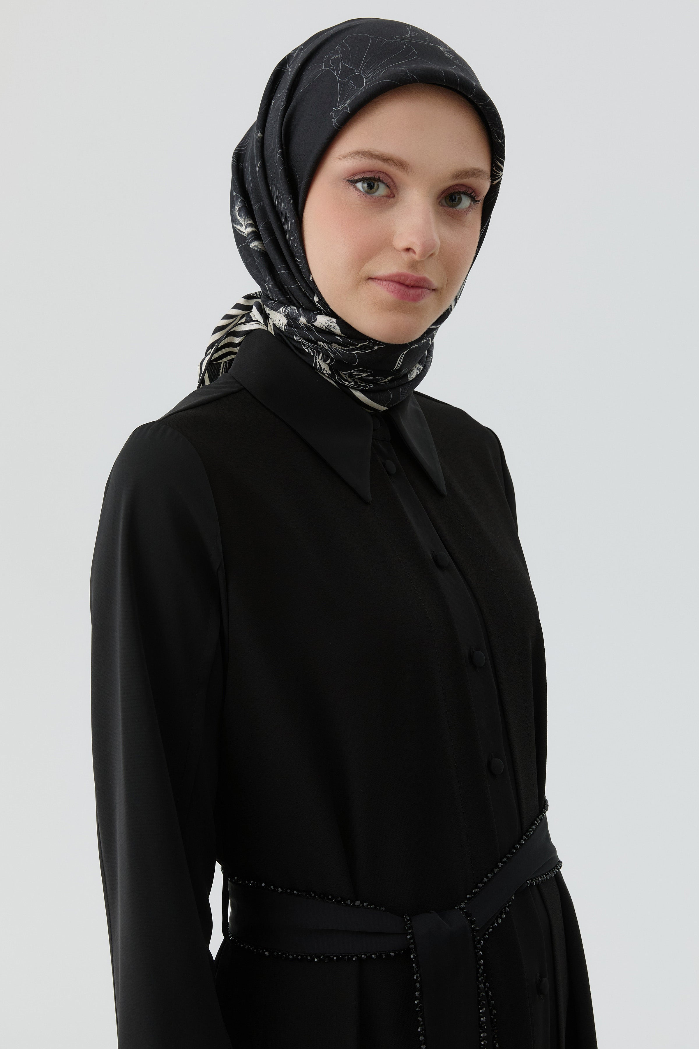 Nazenin Twill İpek Eşarp - Siyah TUGBA