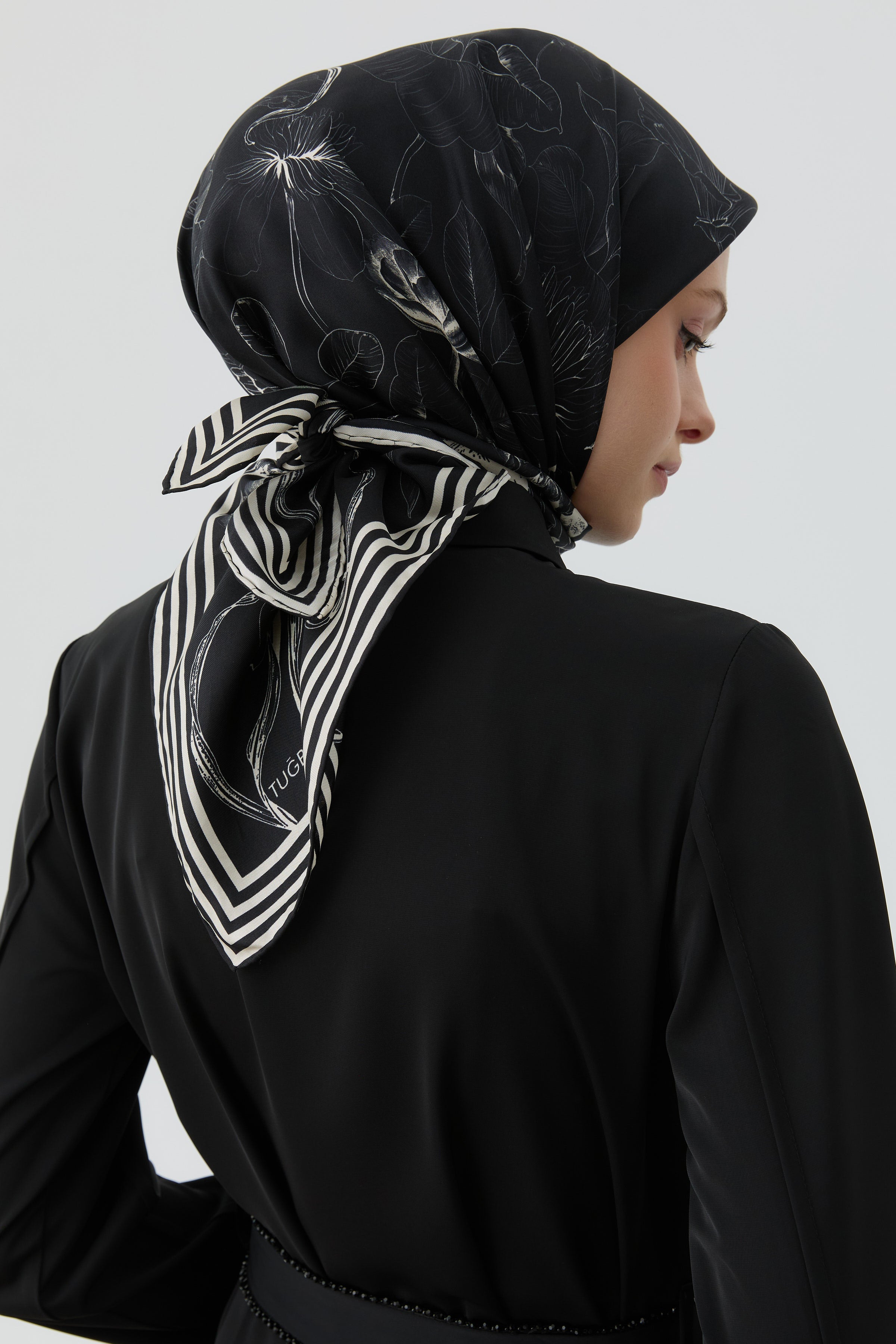 Nazenin Twill İpek Eşarp - Siyah TUGBA