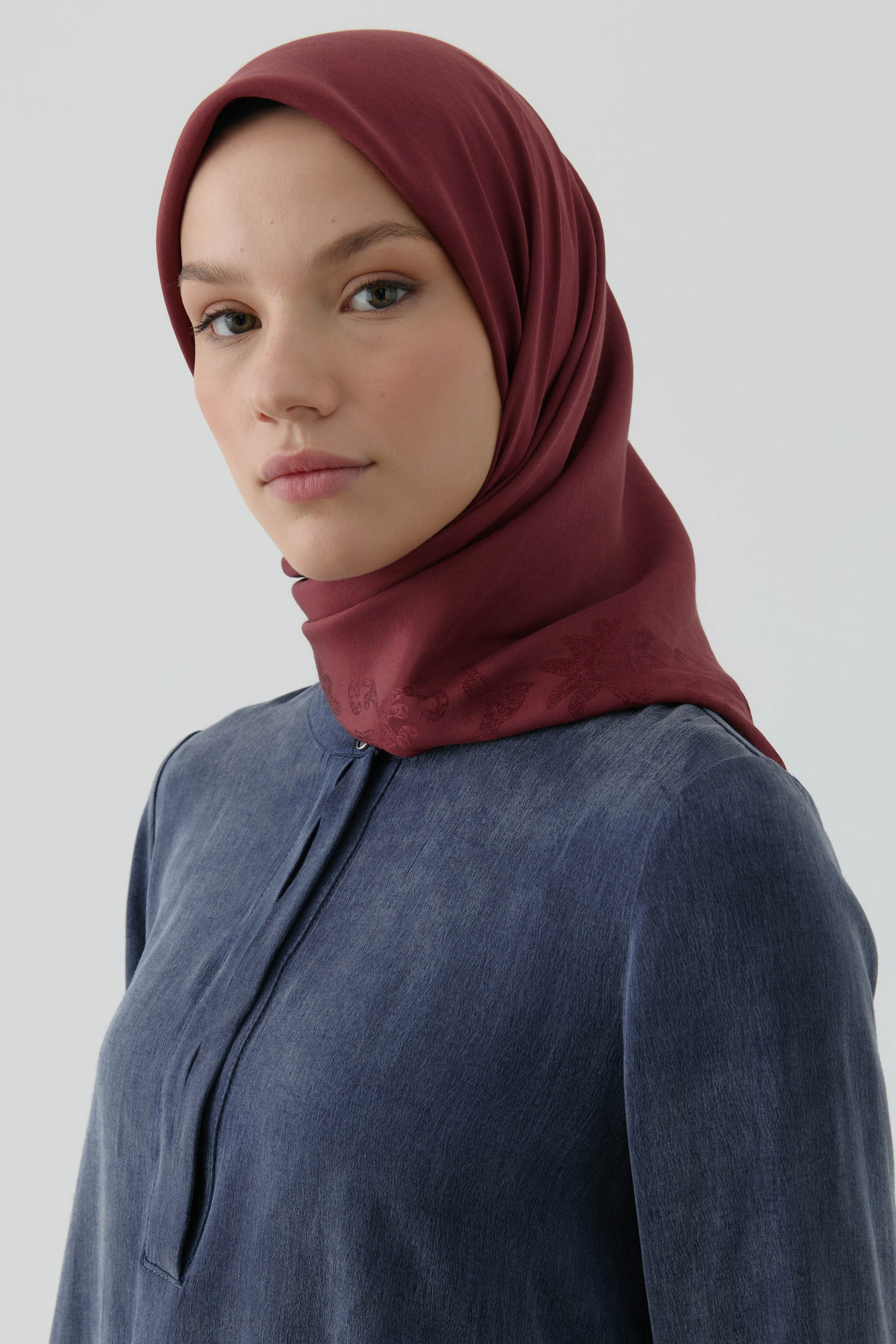 Nevgül Kenar Detaylı Naturel Eşarp - Bordo TUGBA