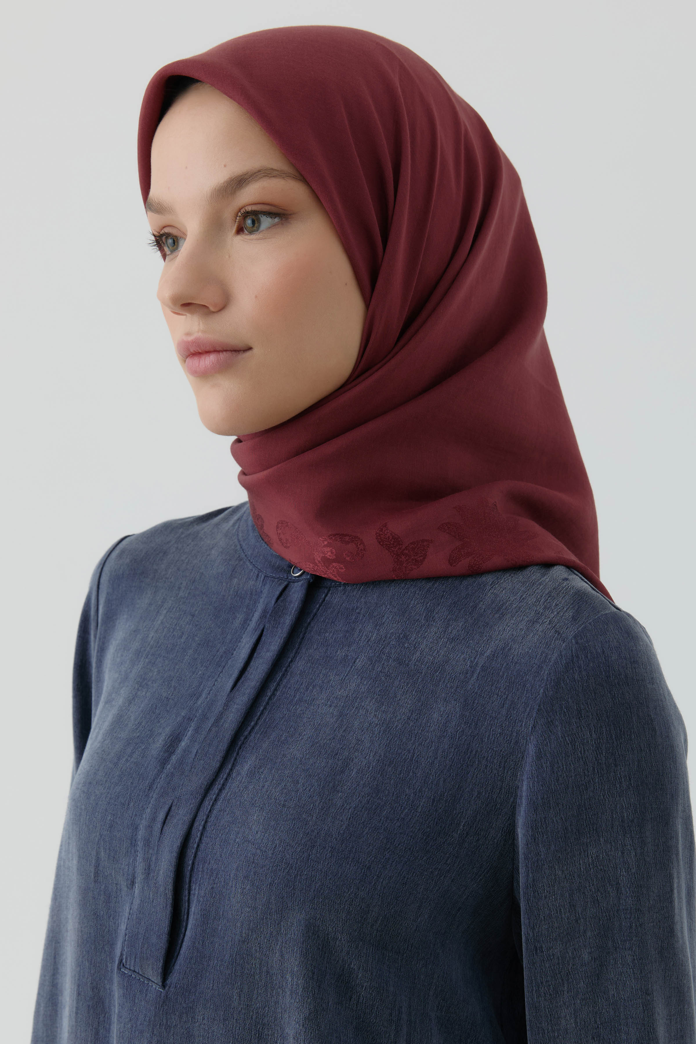 Nevgül Kenar Detaylı Naturel Eşarp - Bordo TUGBA