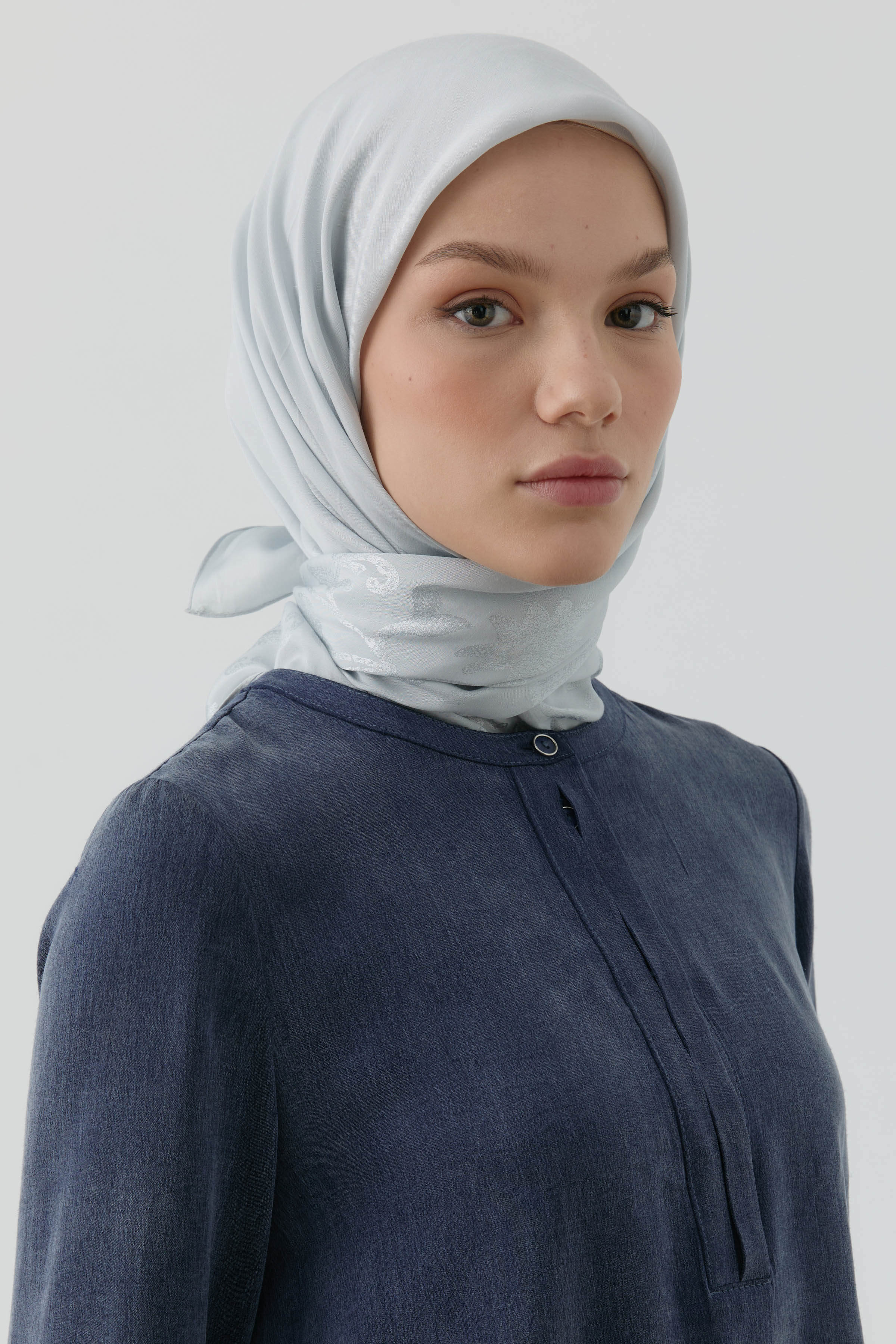 Nevgül Kenar Detaylı Naturel Eşarp - Gümüş TUGBA