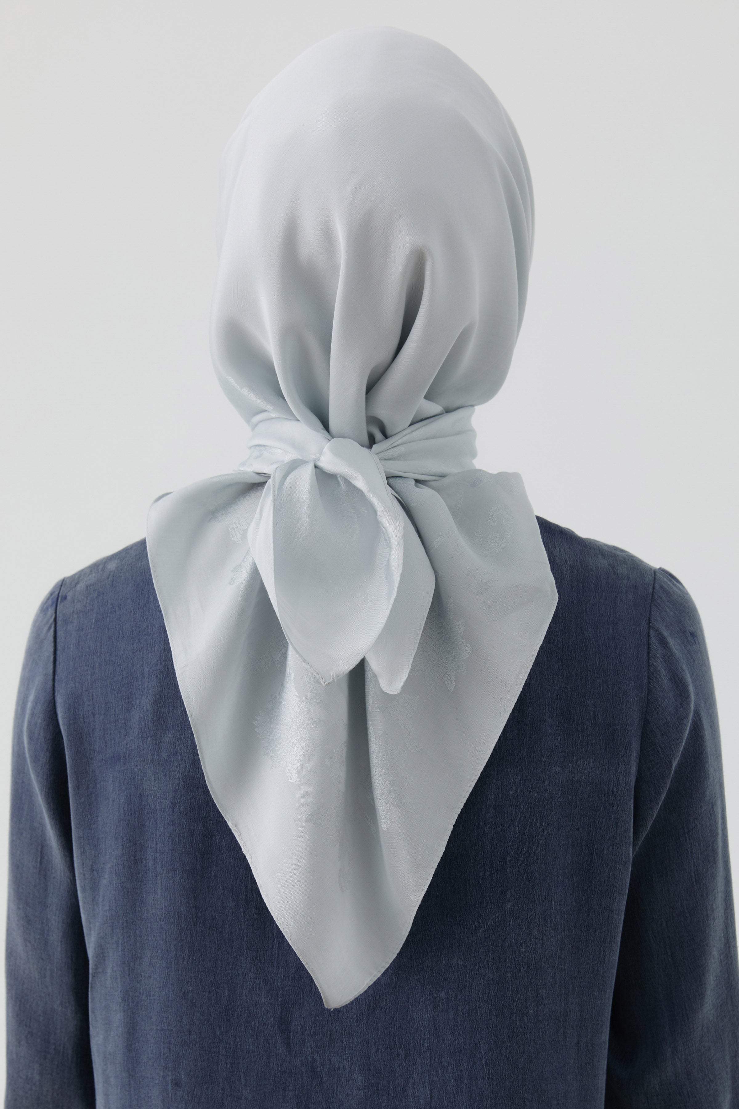 Nevgül Kenar Detaylı Naturel Eşarp - Gümüş TUGBA