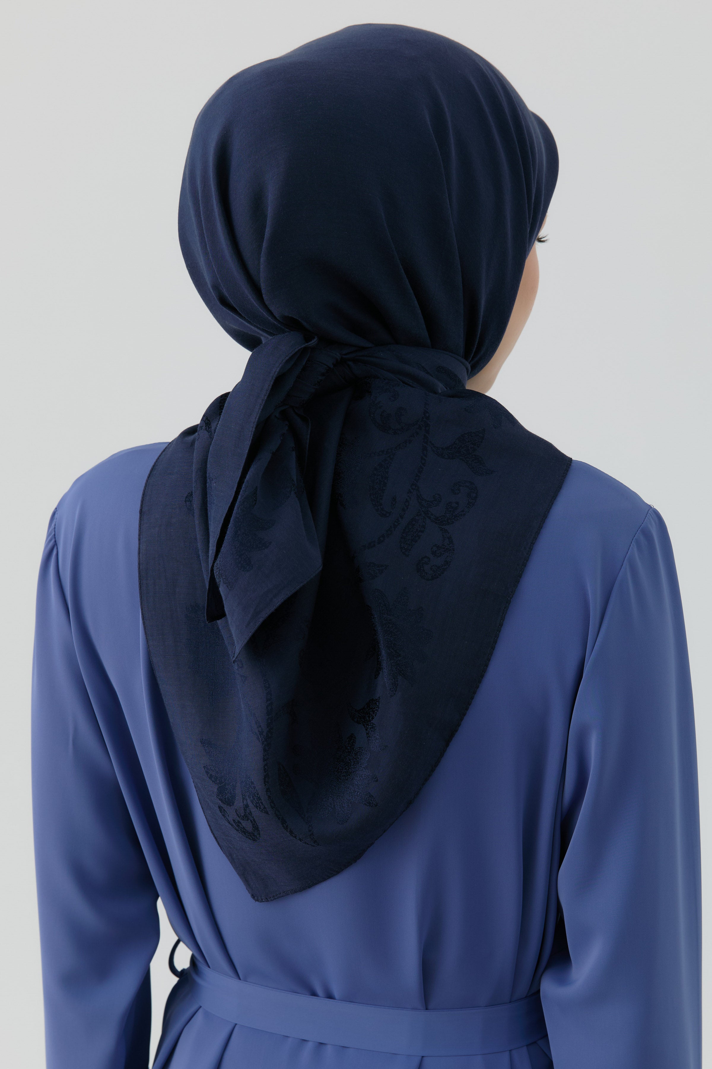 Nevgül Kenar Detaylı Naturel Eşarp - Lacivert TUGBA