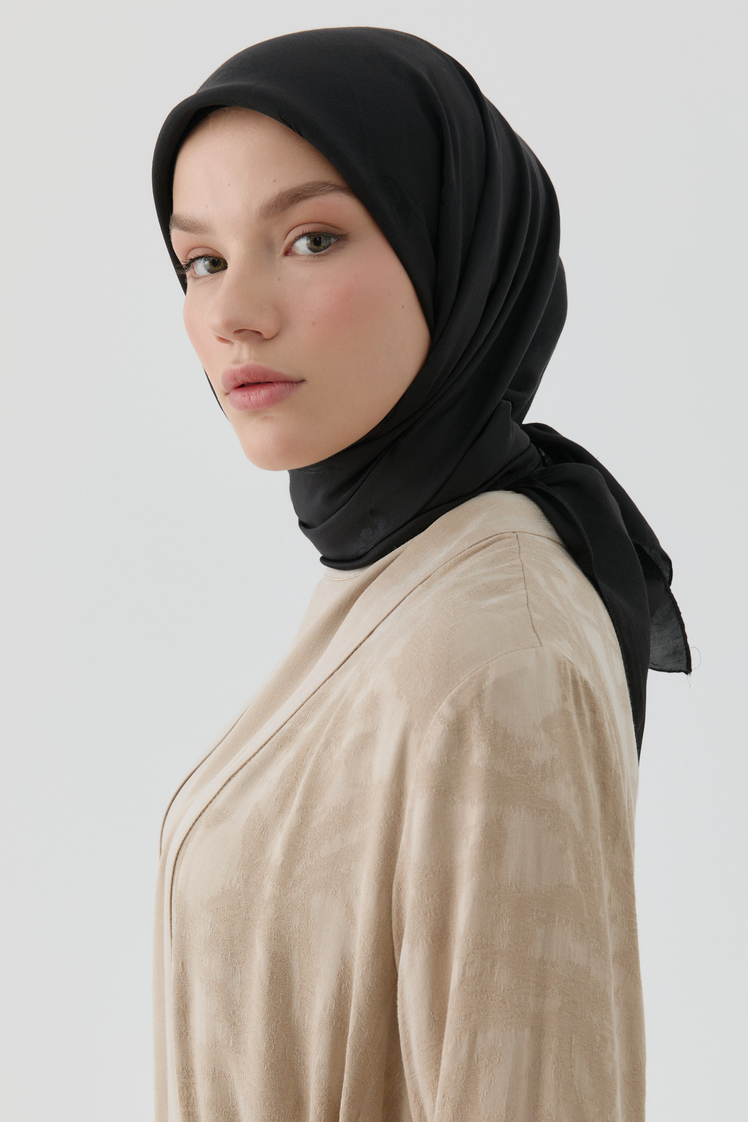 Buket Jakar Naturel Eşarp - Siyah TUGBA